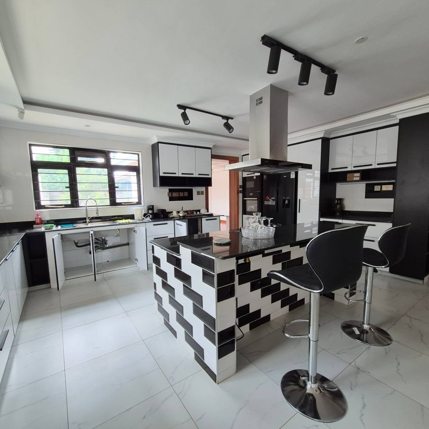 5 Bedroom All Ensuite Mansion + DSQ + 2 Bedroom Guest Wing for Sale thumbnail 3