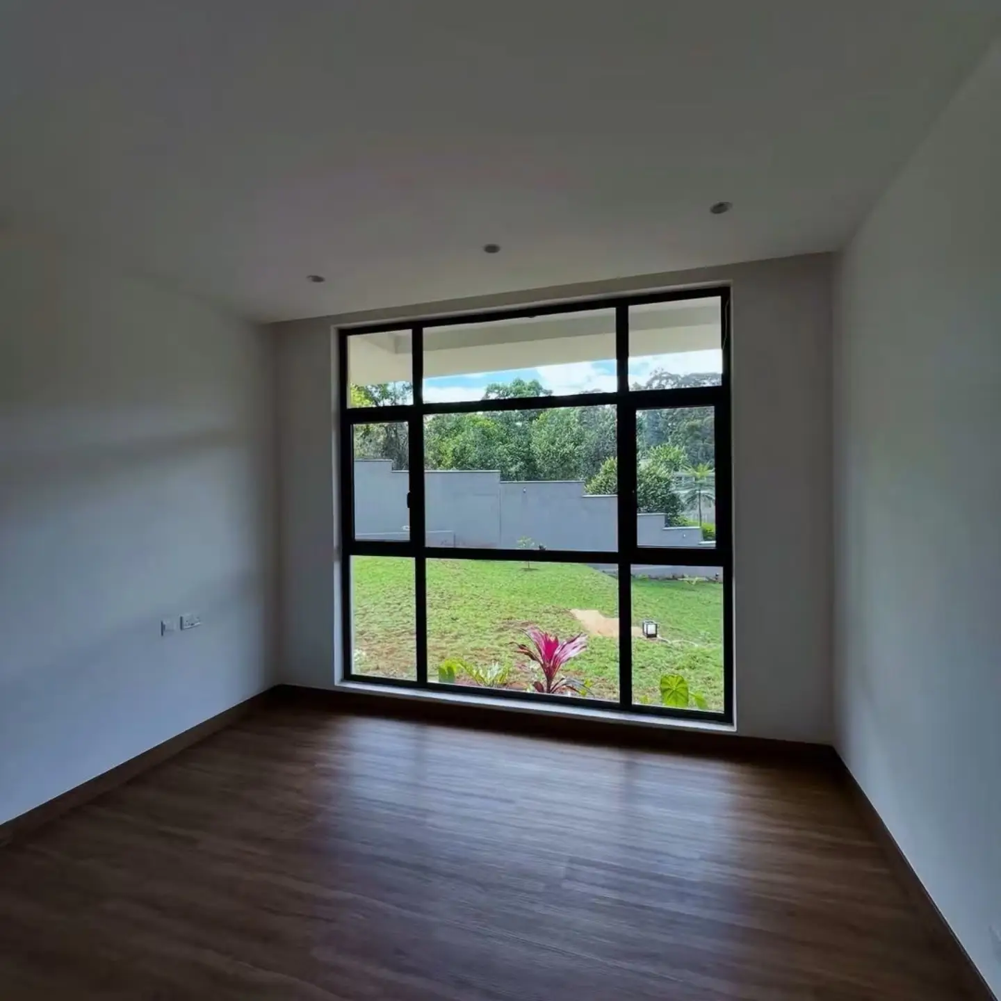 Exclusive 5-Bedroom Residence for Sale thumbnail 2