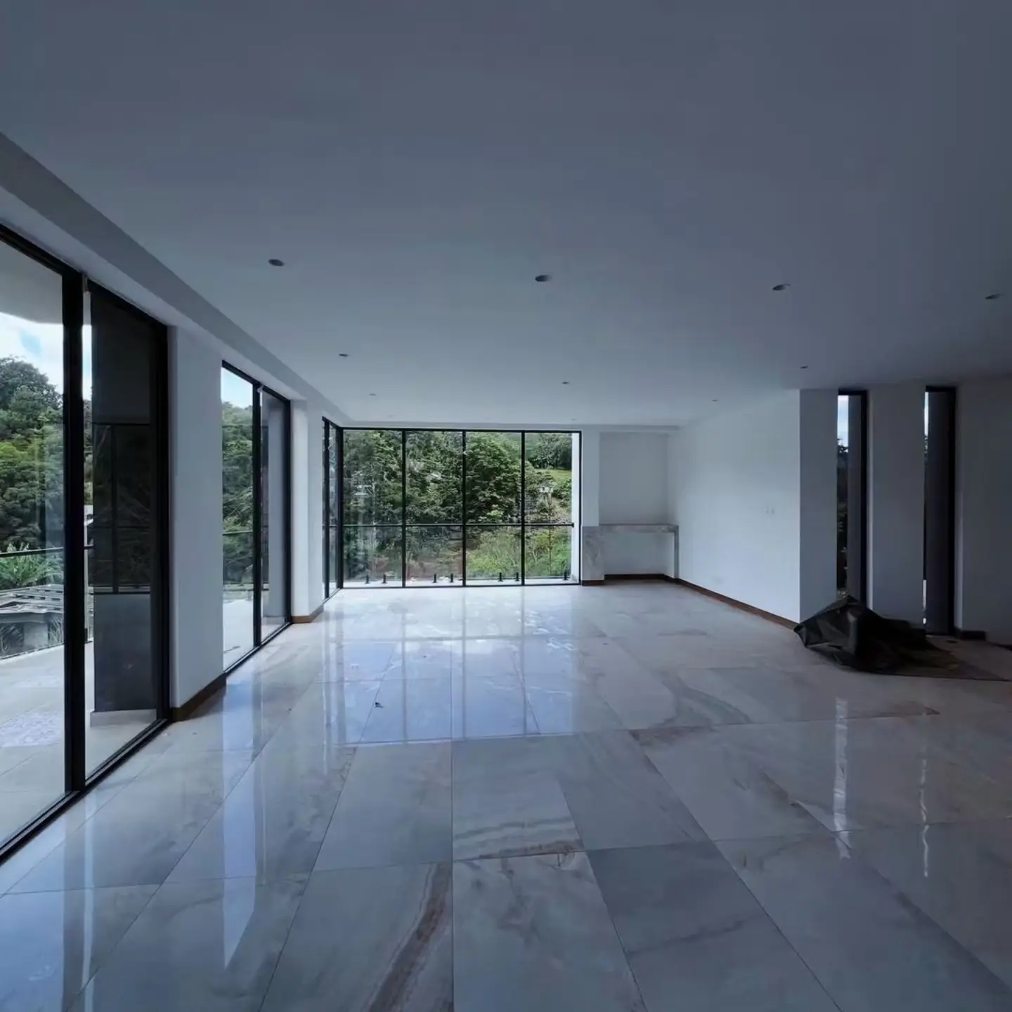 Exclusive 5-Bedroom Residence for Sale thumbnail 3