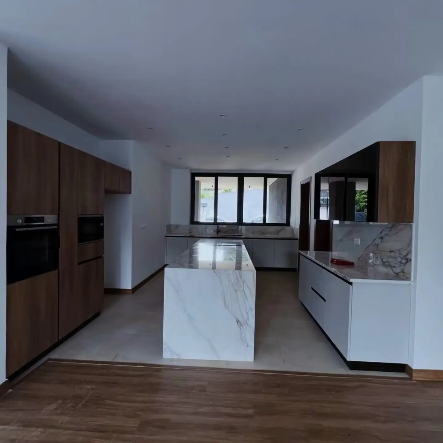 Exclusive 5-Bedroom Residence for Sale thumbnail 6