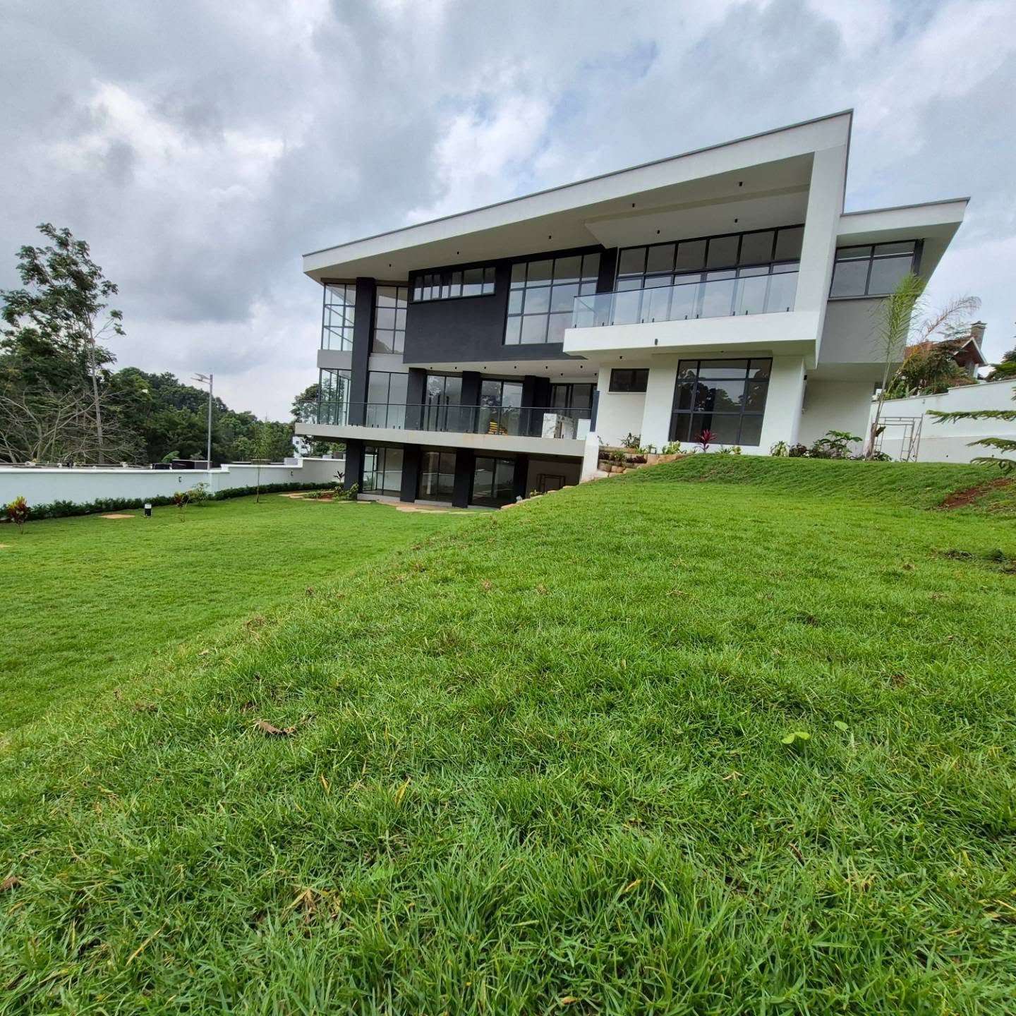 Exclusive 5-Bedroom Residence for Sale thumbnail 8