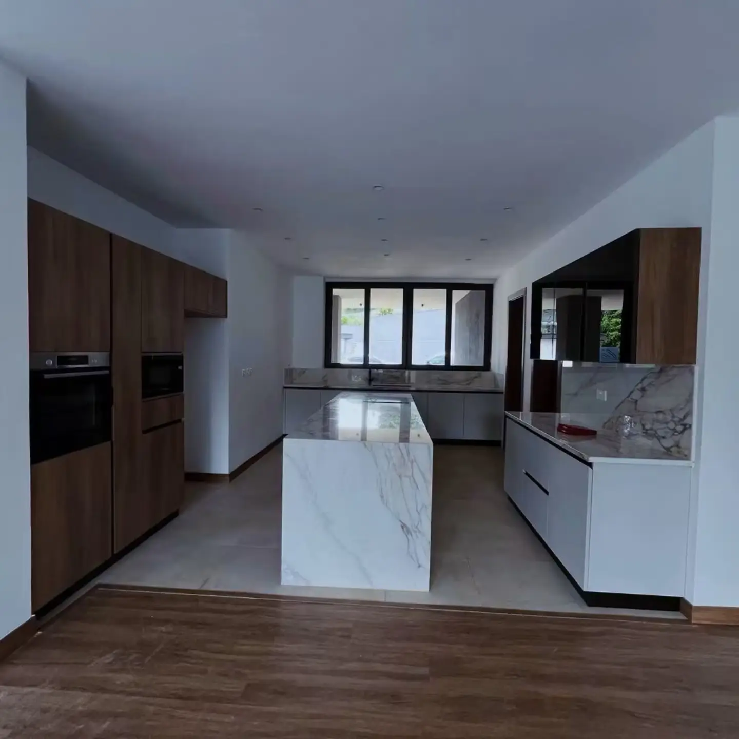 Exclusive 5-Bedroom Residence for Sale thumbnail 9