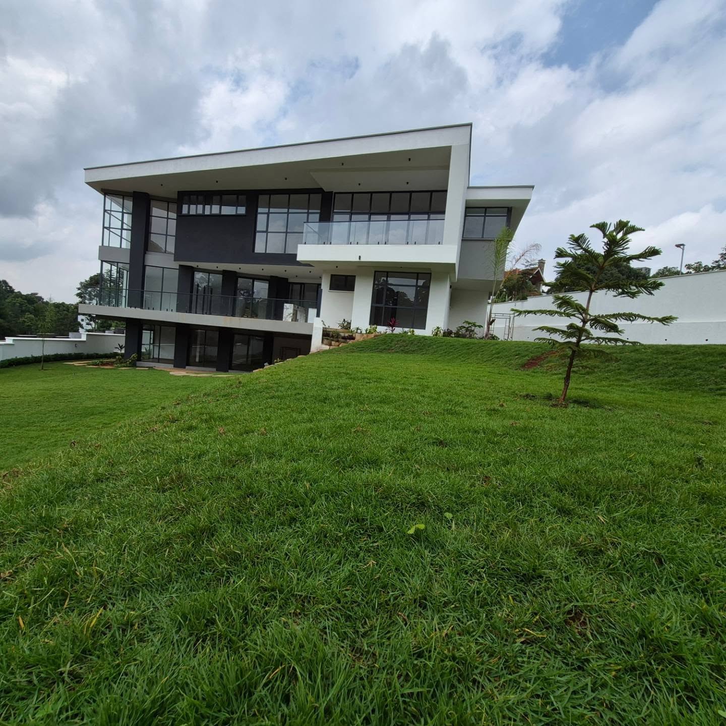 Exclusive 5-Bedroom Residence for Sale thumbnail 10