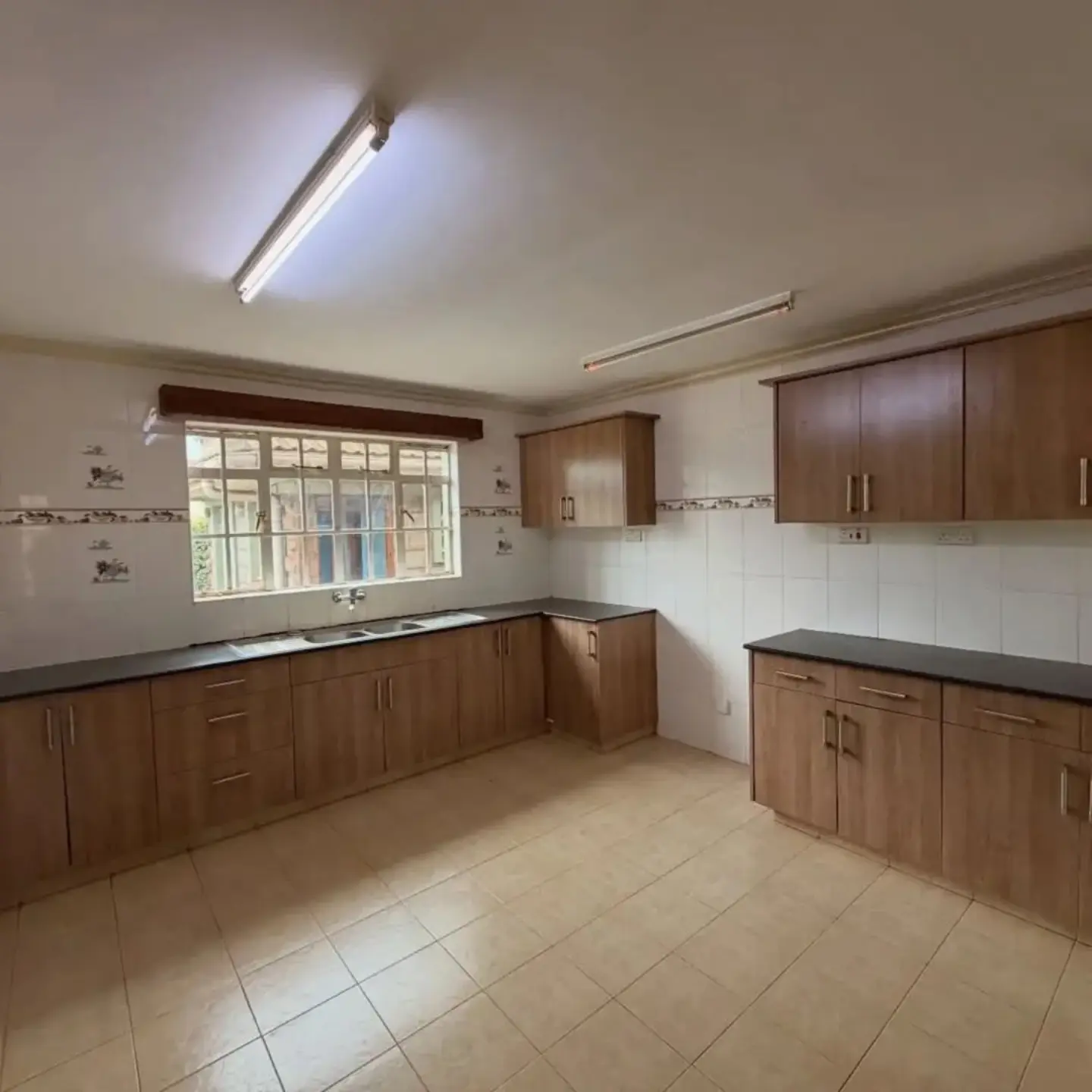 4-bedroom all en-suite villa for rent thumbnail 6