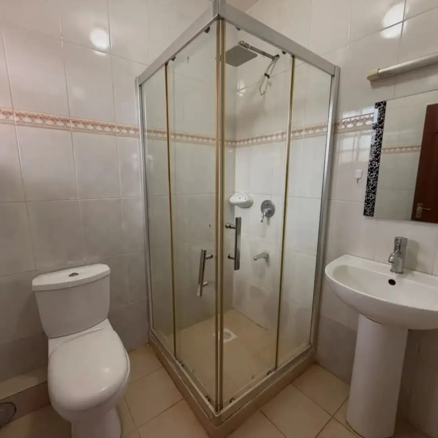 4-bedroom all en-suite villa for rent thumbnail 11