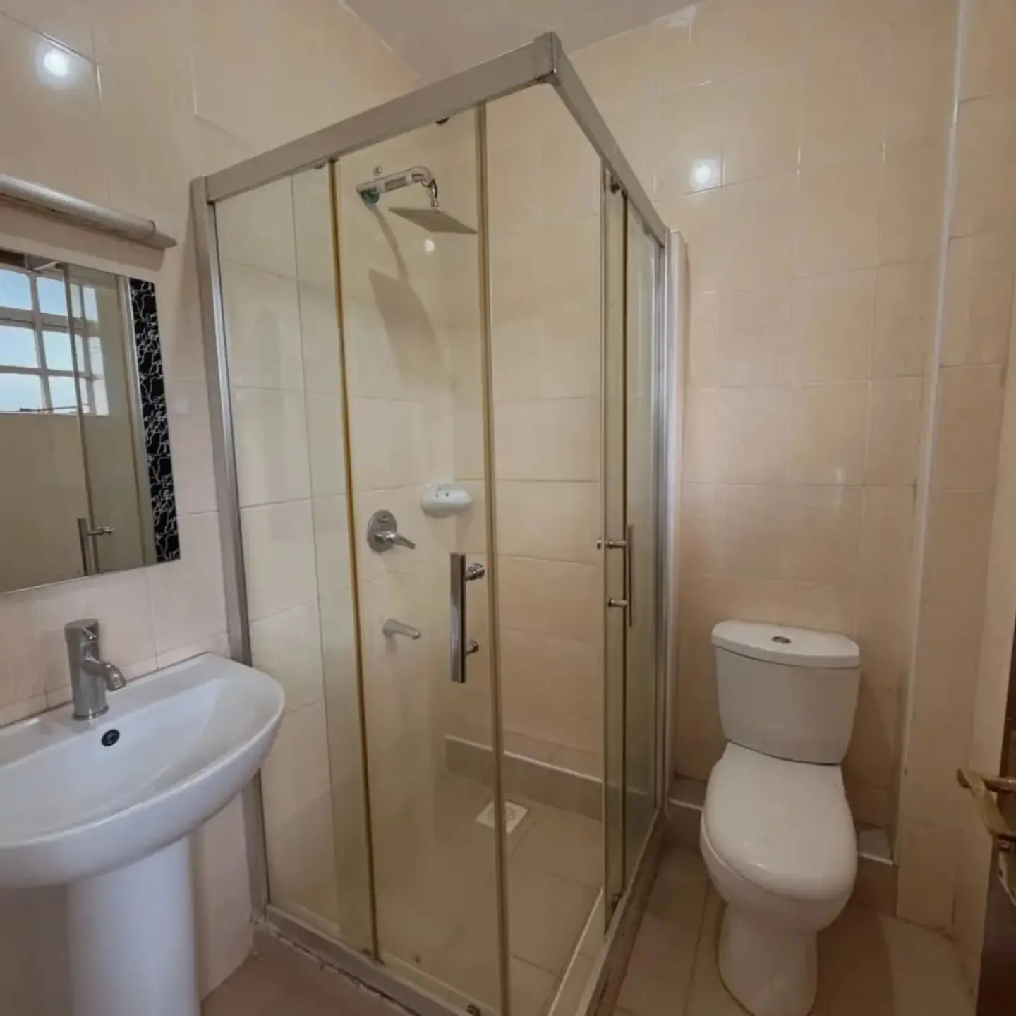 4-bedroom all en-suite villa for rent thumbnail 14
