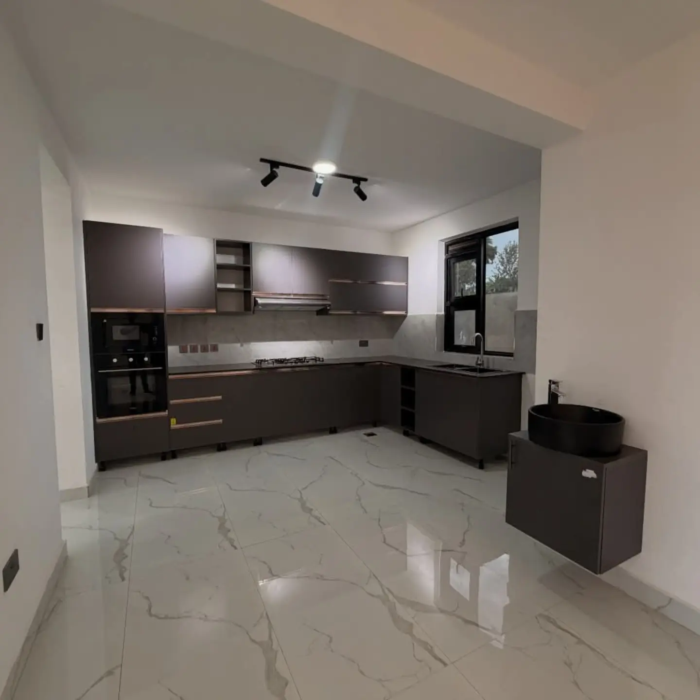 Luxurious 5-Bedroom Maisonette for Sale In Ruiru thumbnail 5