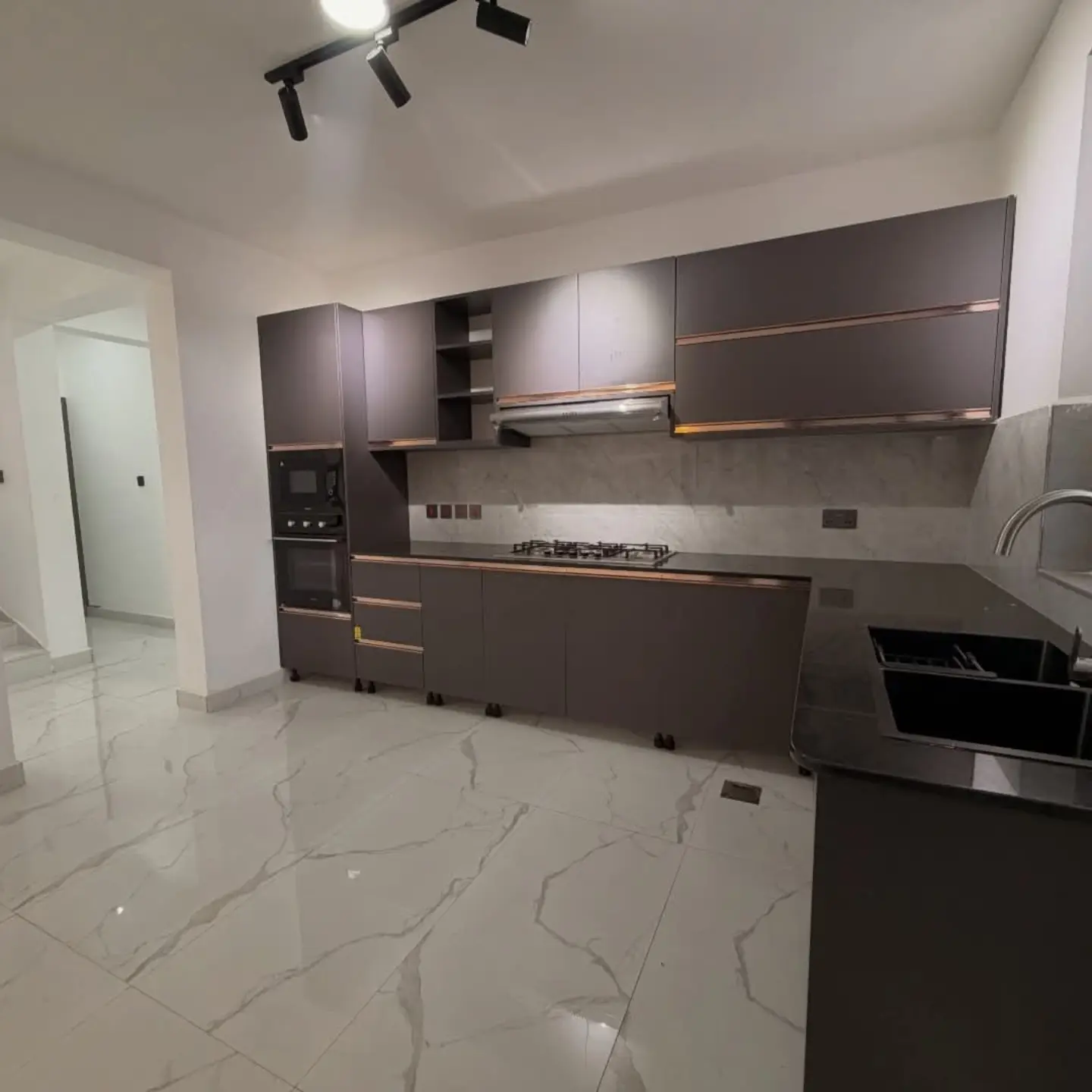 Luxurious 5-Bedroom Maisonette for Sale In Ruiru thumbnail 6
