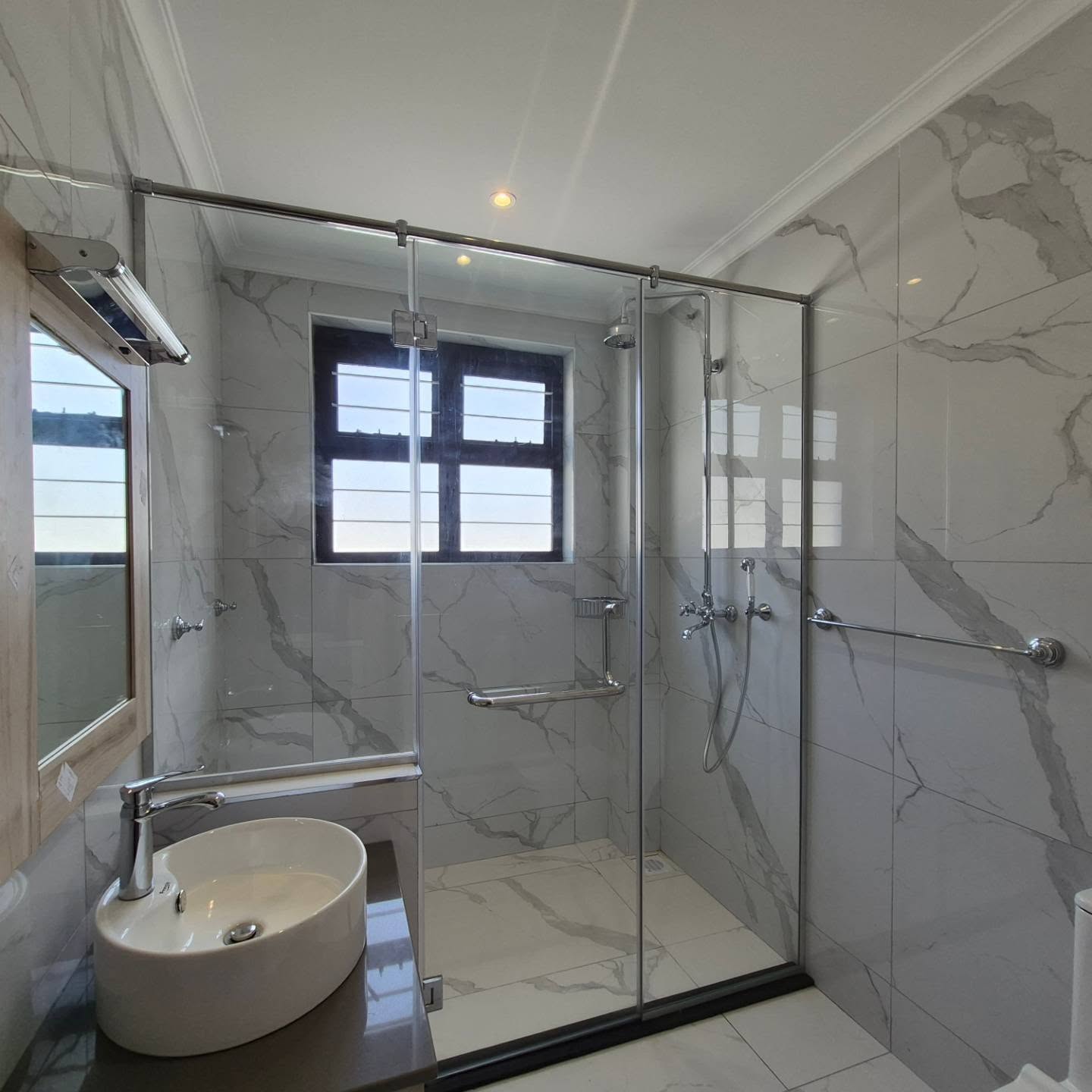 5 Bedroom Residence For Sale thumbnail 10