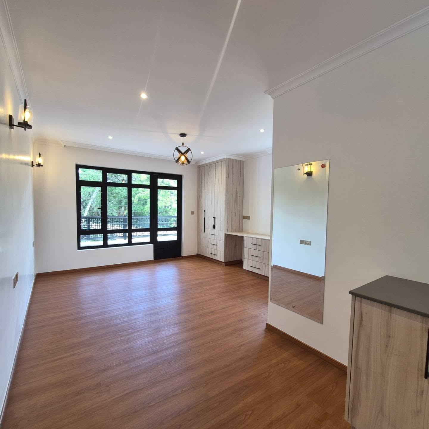 5 Bedroom Residence For Sale thumbnail 11