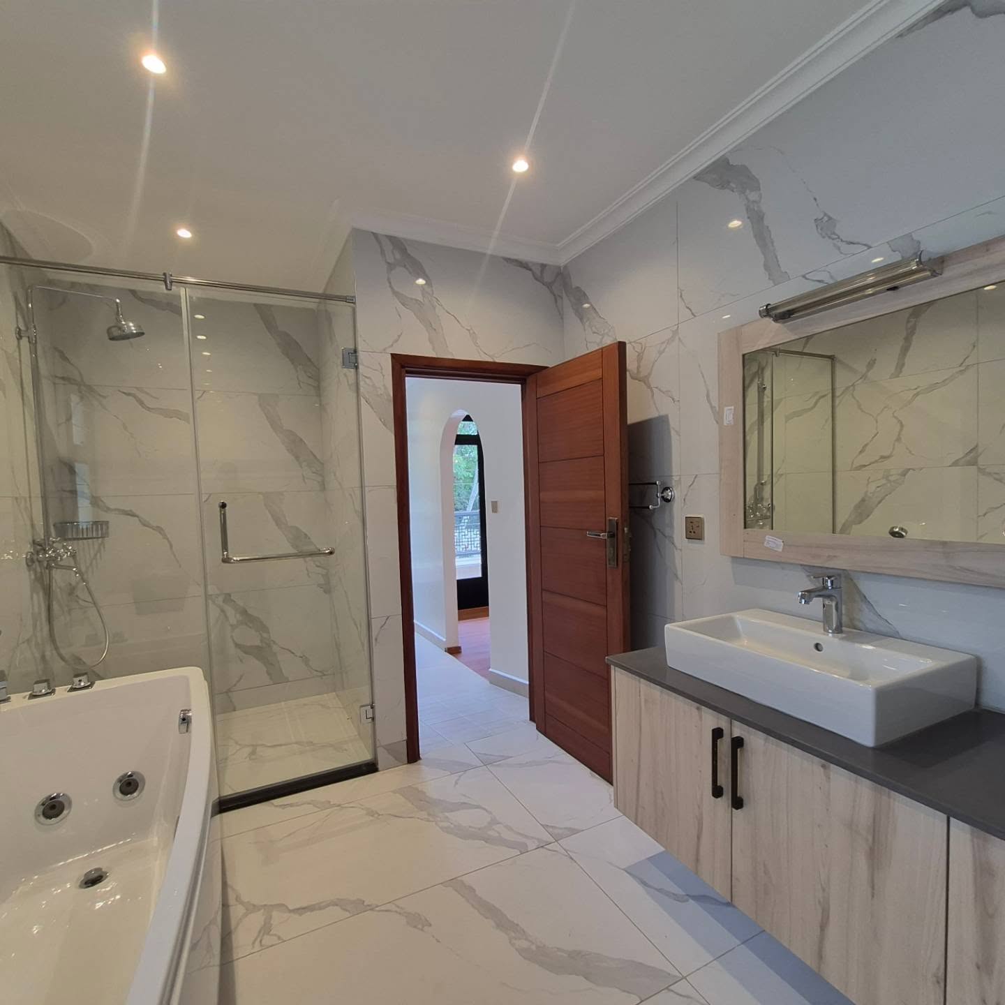5 Bedroom Residence For Sale thumbnail 15