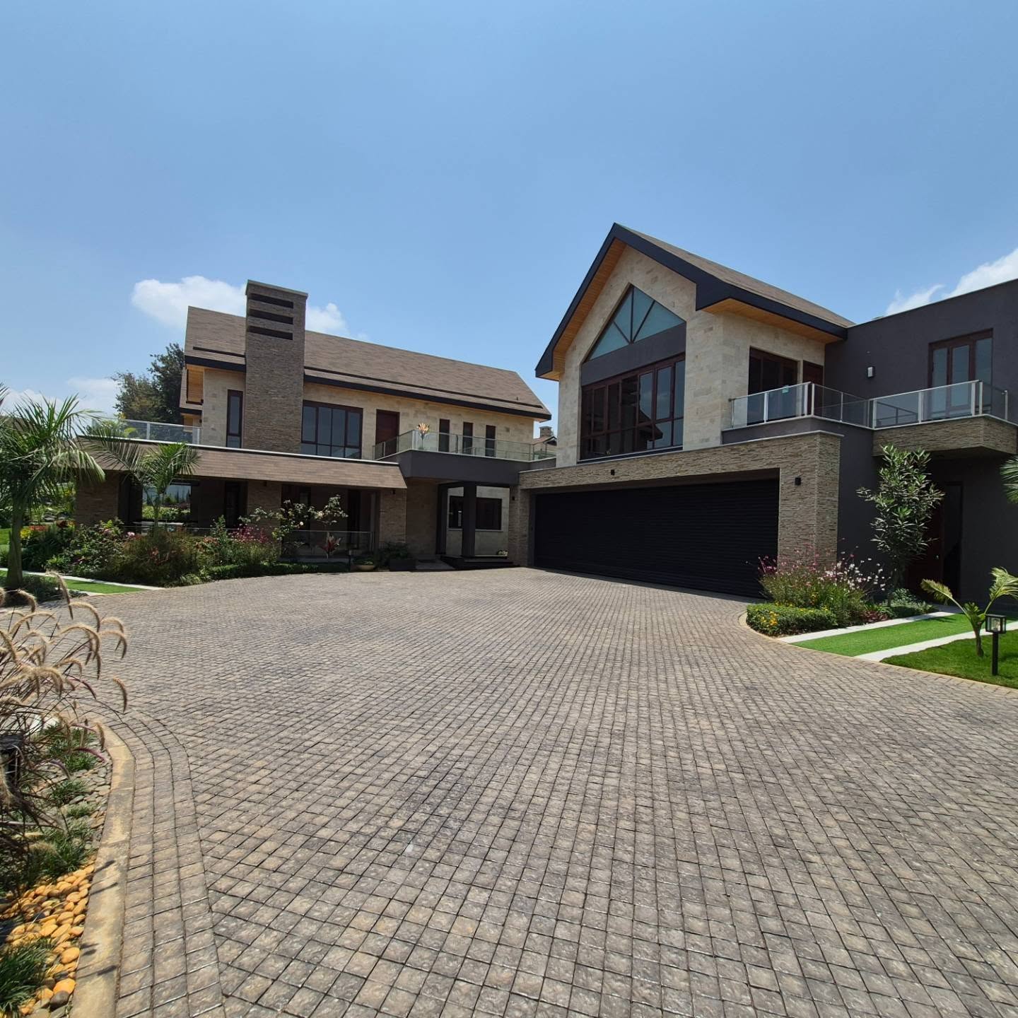4-Bedroom House for Sale thumbnail 2