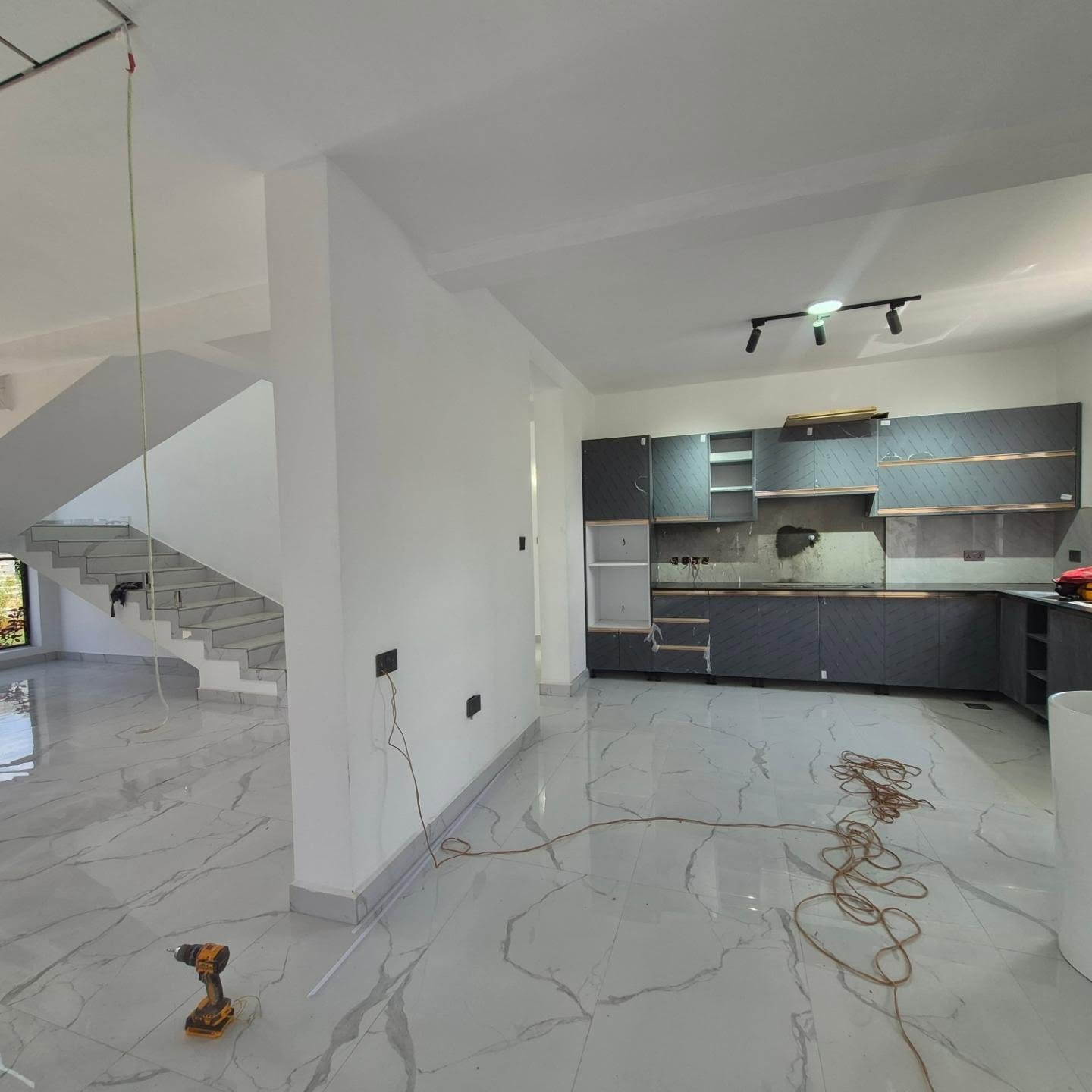 5-BEDROOM ALL-ENSUITE MAISONETTE FOR SALE thumbnail 7