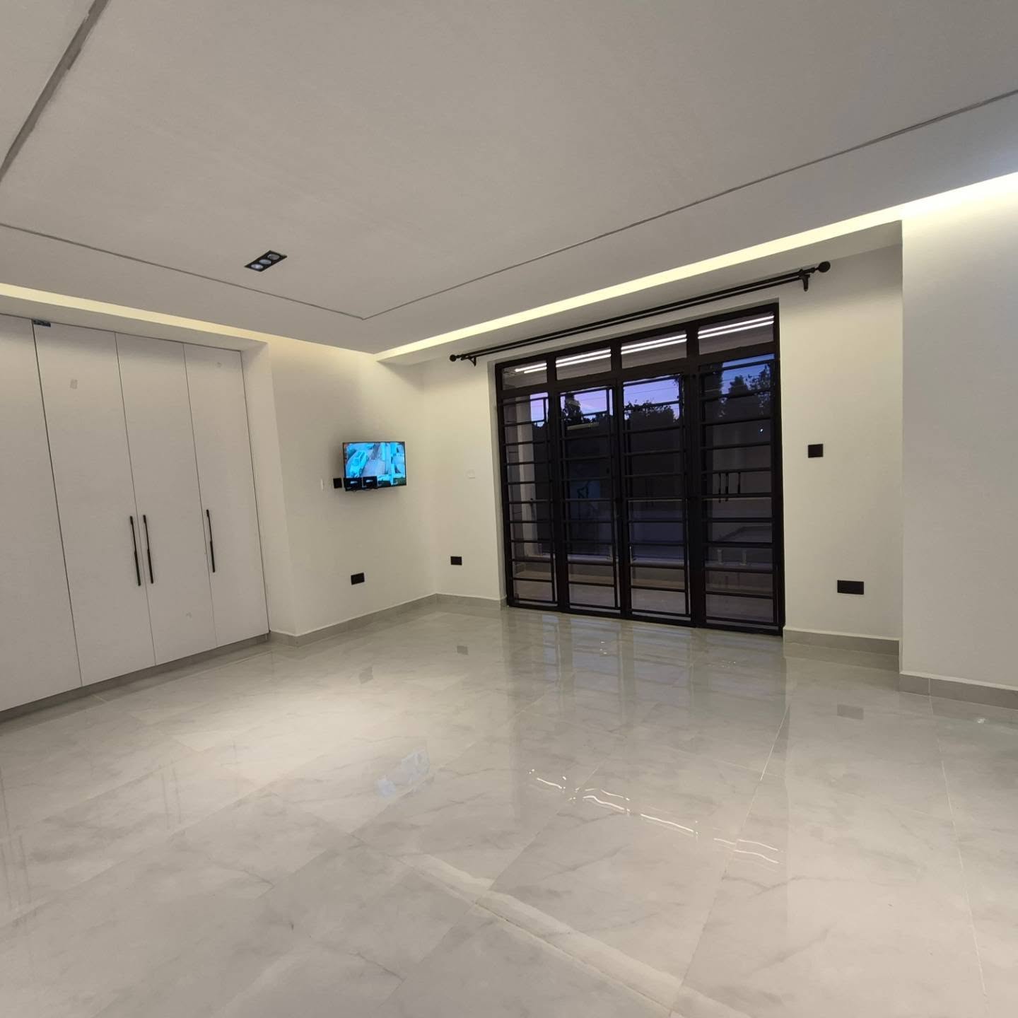 Elegant 5 Bedroom Family Home with DSQ for Sale thumbnail 15