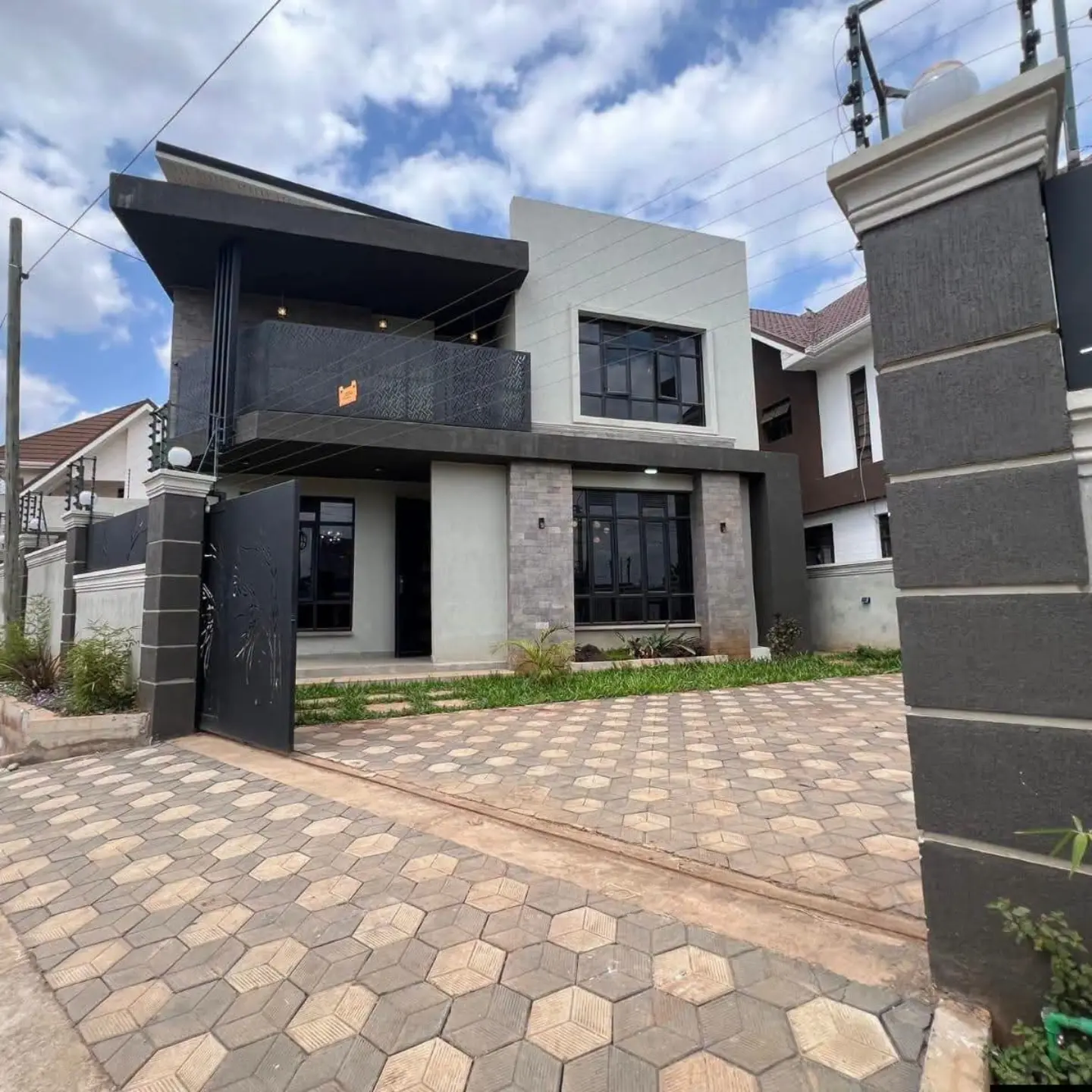 Ultra-Modern 4-Bedroom All En-suite Maisonette + DSQ + Attic Family Room — Ruiru, Kiambu