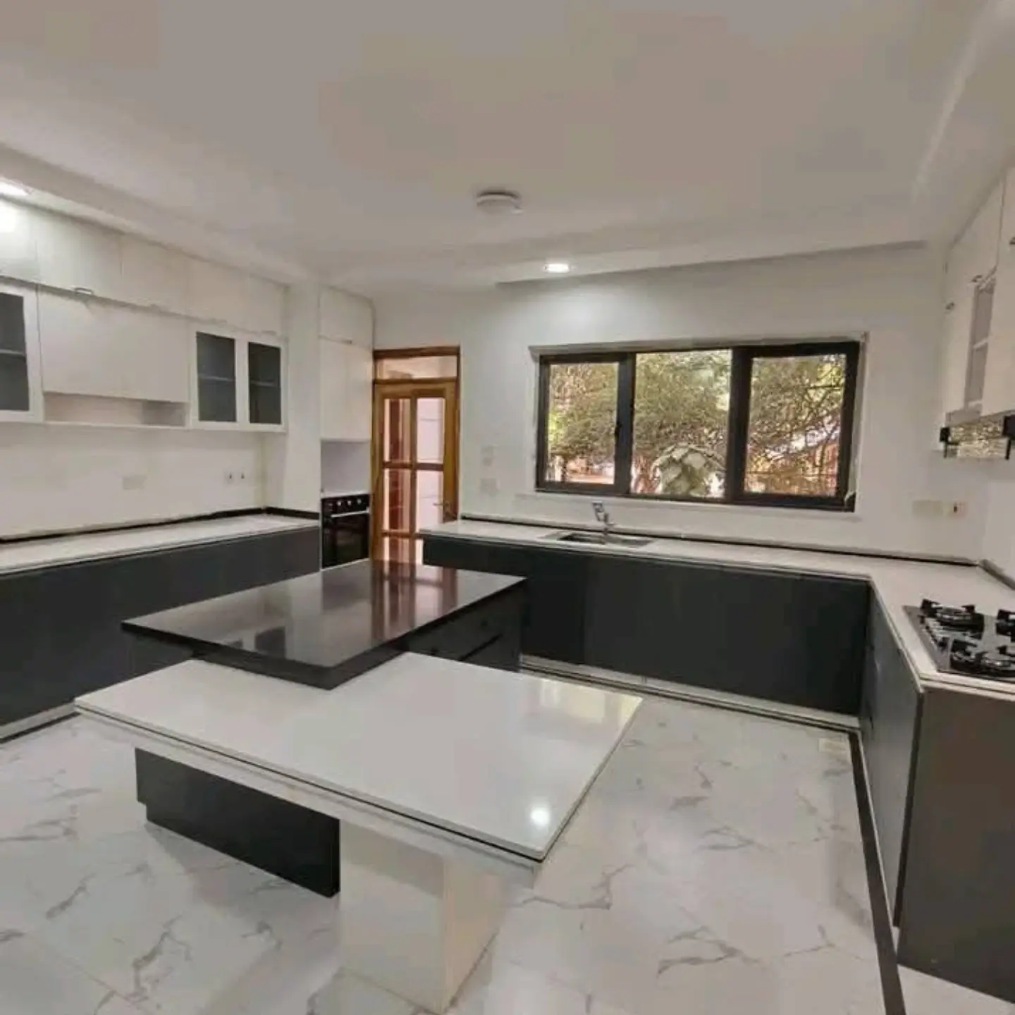 Ultra-Luxury 9-Bedroom All Ensuite Villa thumbnail 5