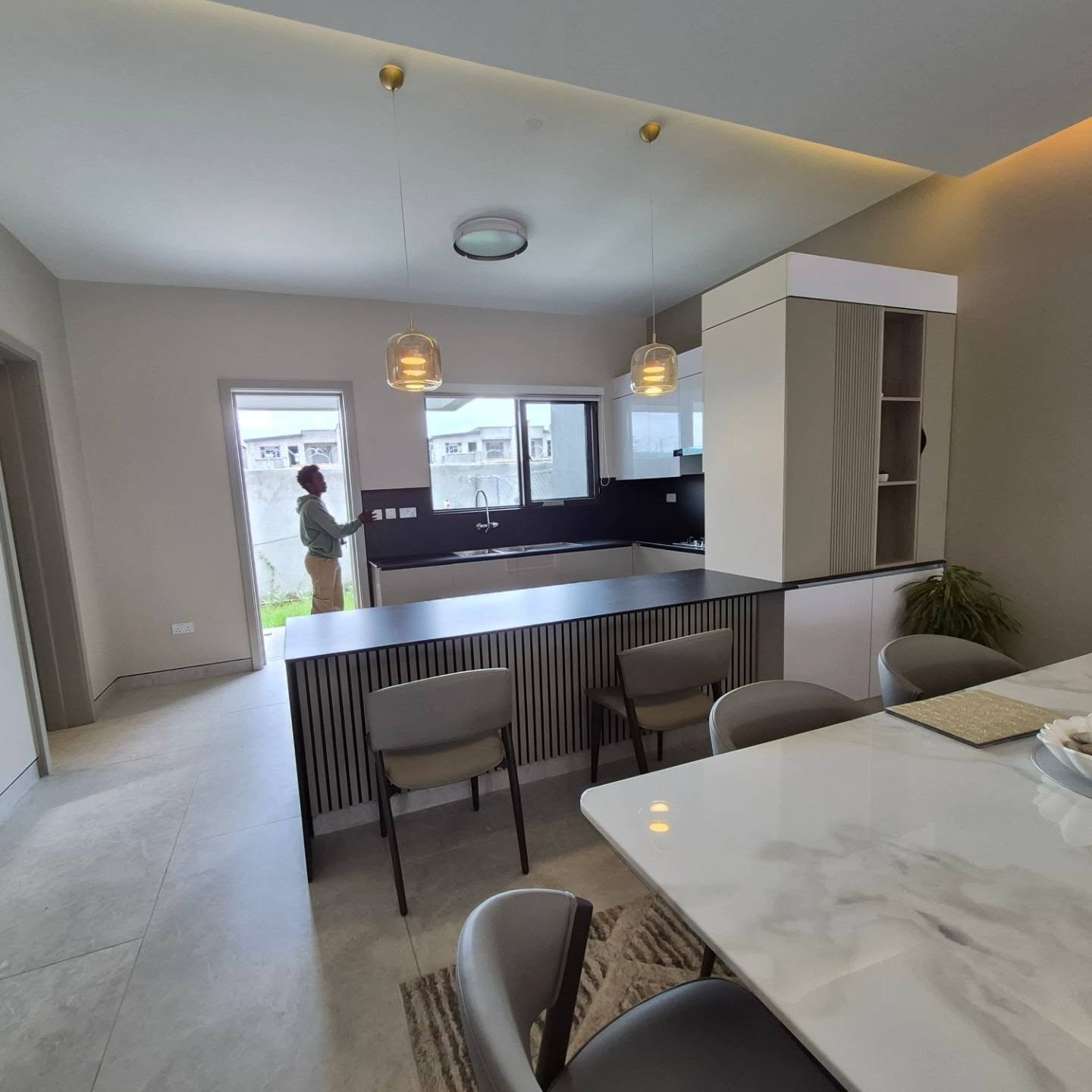 Elegant 4-Bedroom Duplex Townhouses thumbnail 3