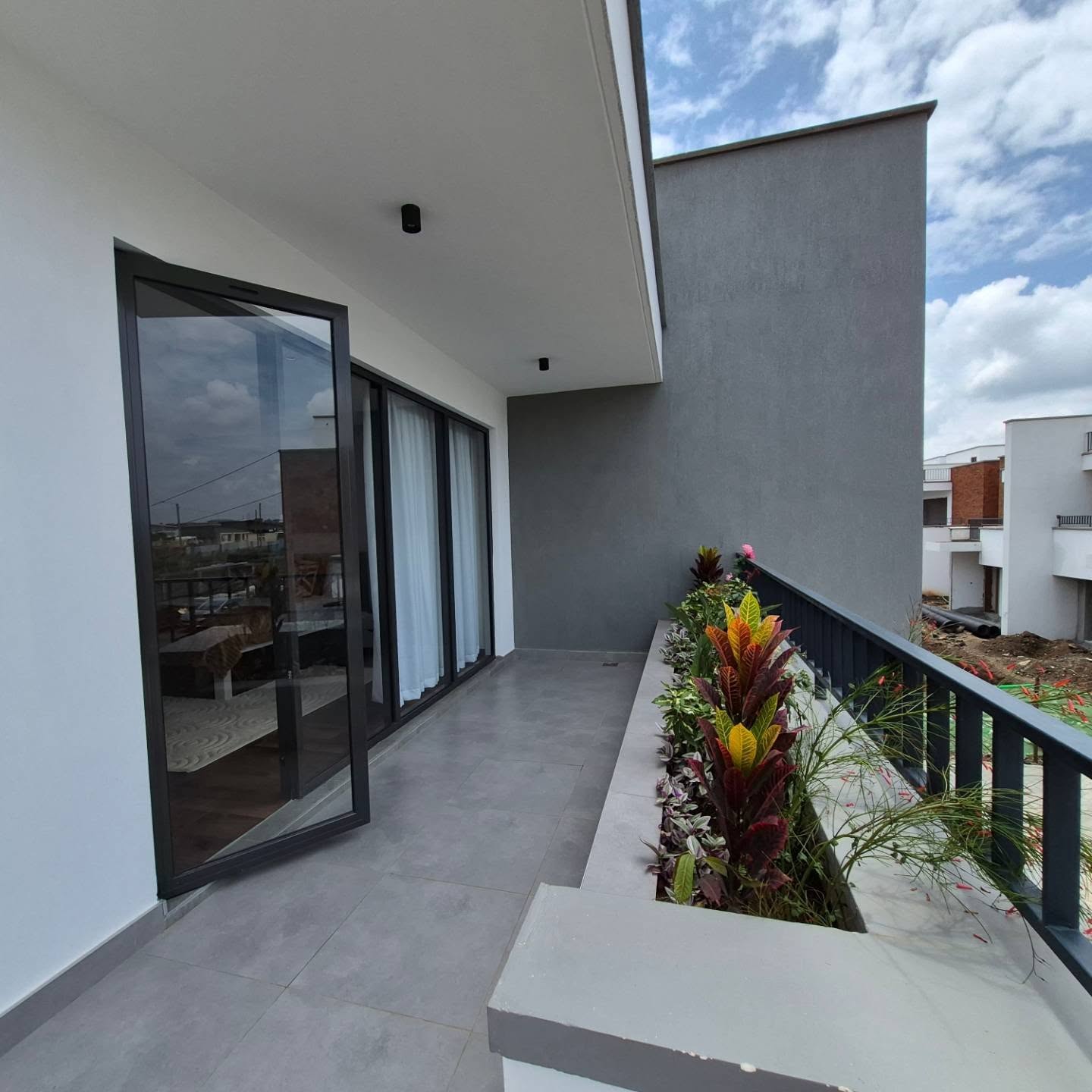 Elegant 4-Bedroom Duplex Townhouses thumbnail 14