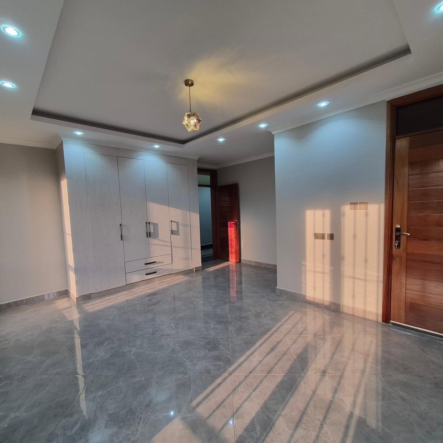 Luxury 5-Bedroom Home thumbnail 10