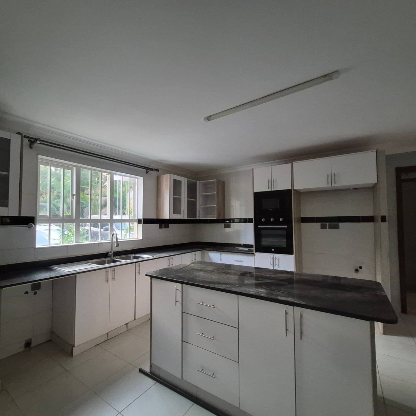 Modern 4-Bedroom Townhouse thumbnail 2