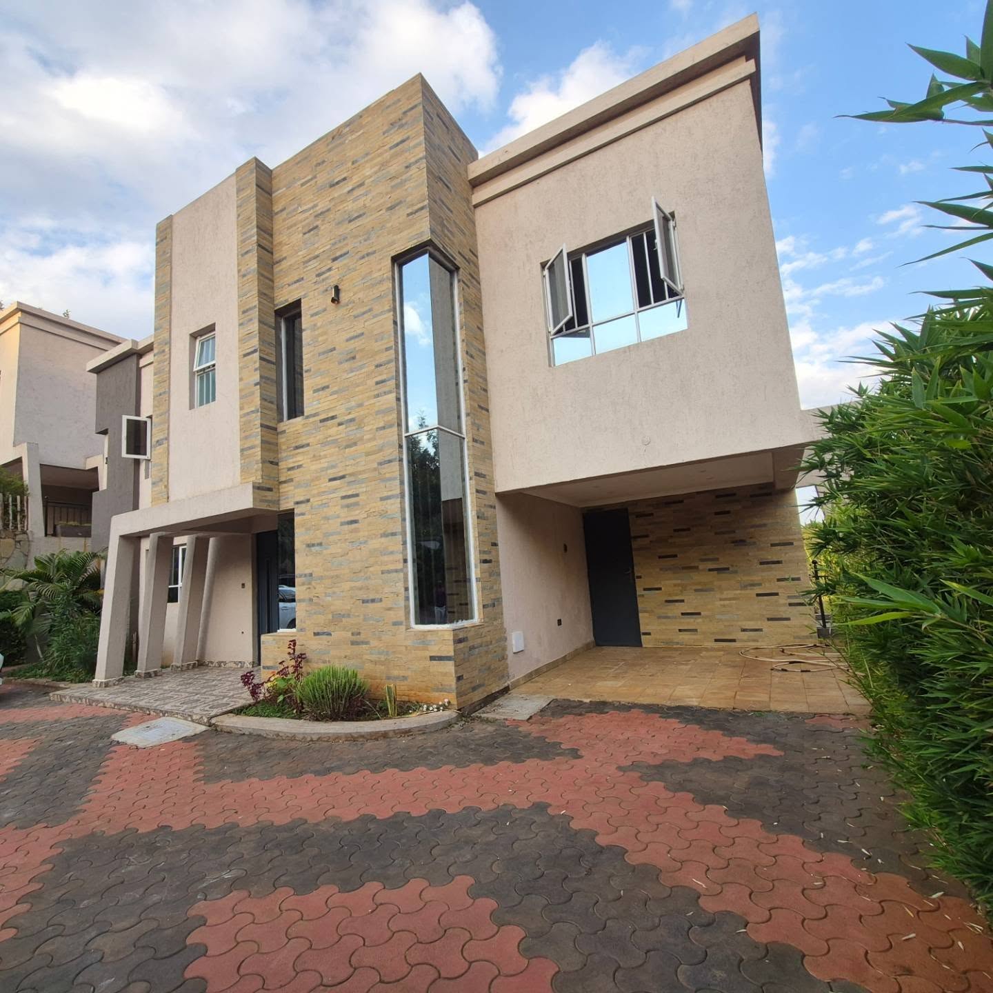 Modern 4-Bedroom Townhouse thumbnail 3