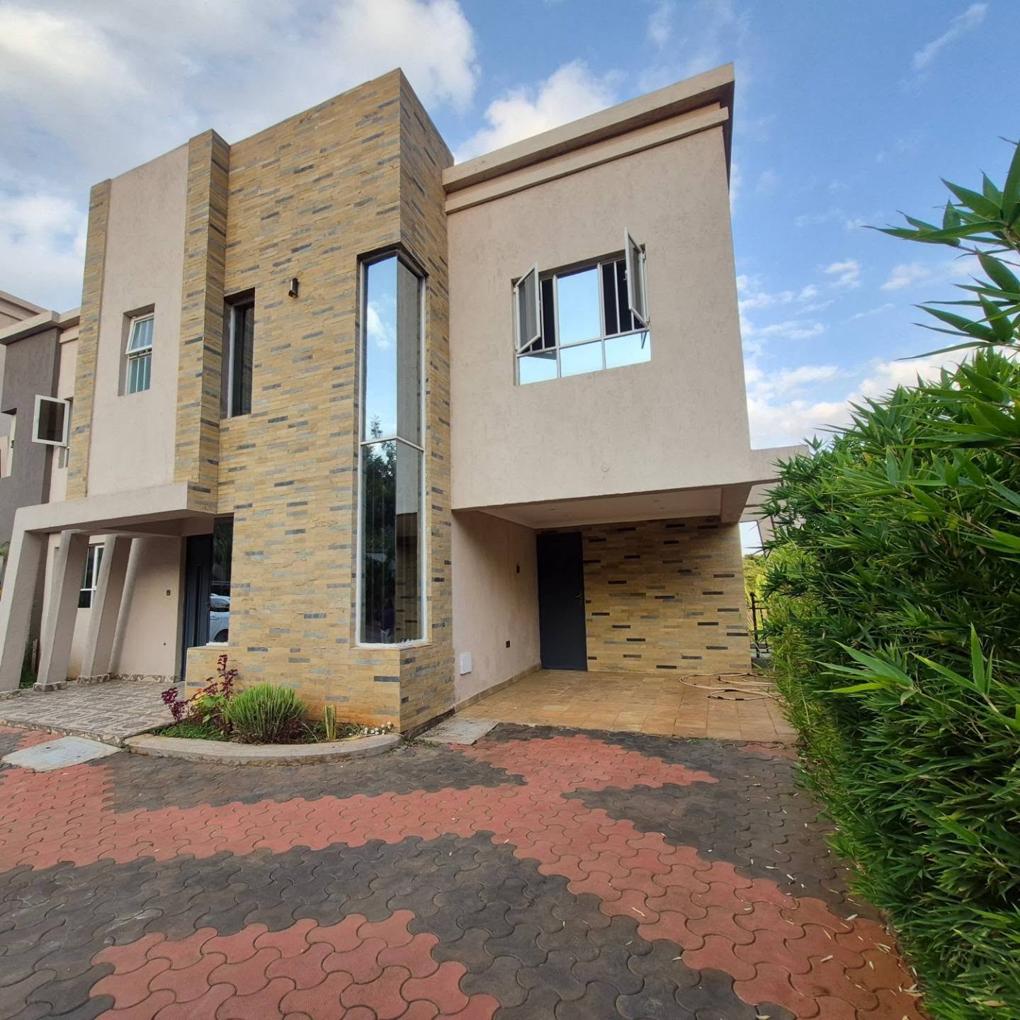 Modern 4-Bedroom Townhouse thumbnail 4