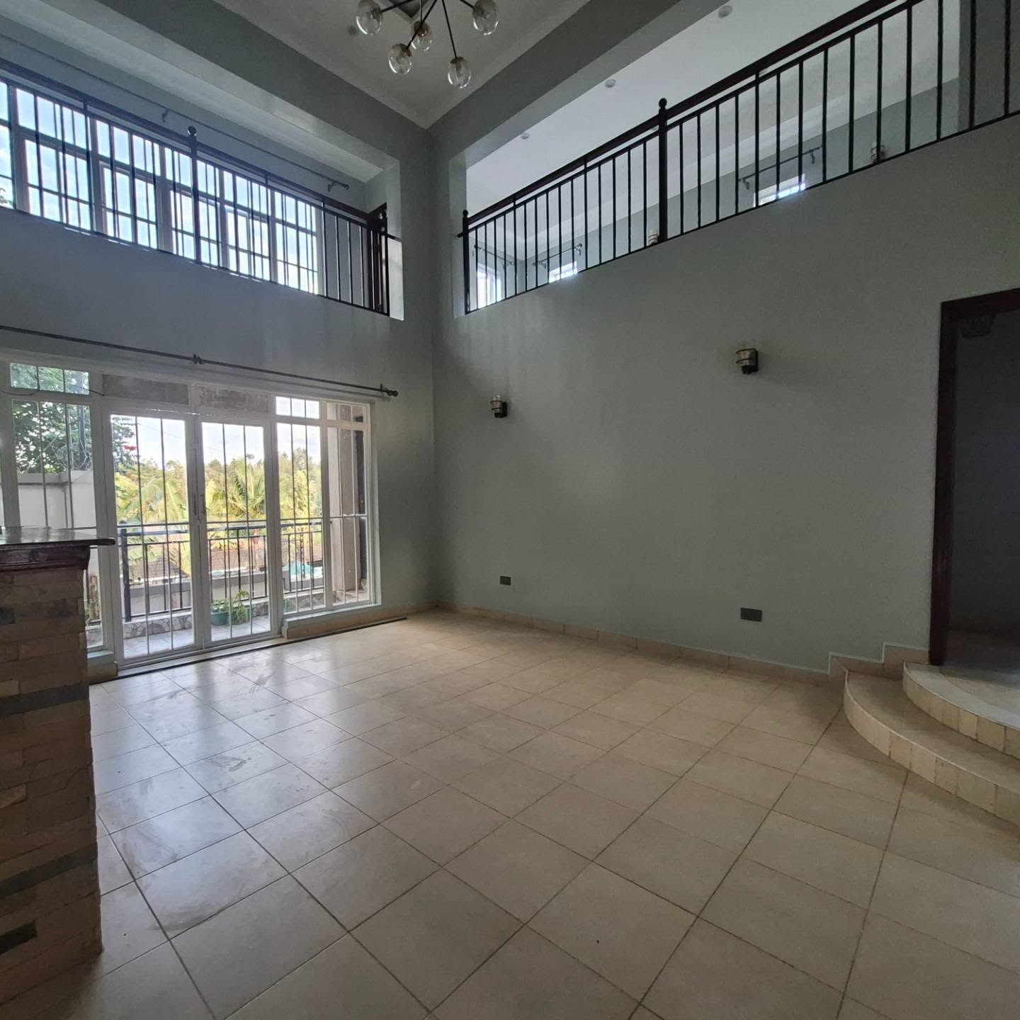 Modern 4-Bedroom Townhouse thumbnail 5