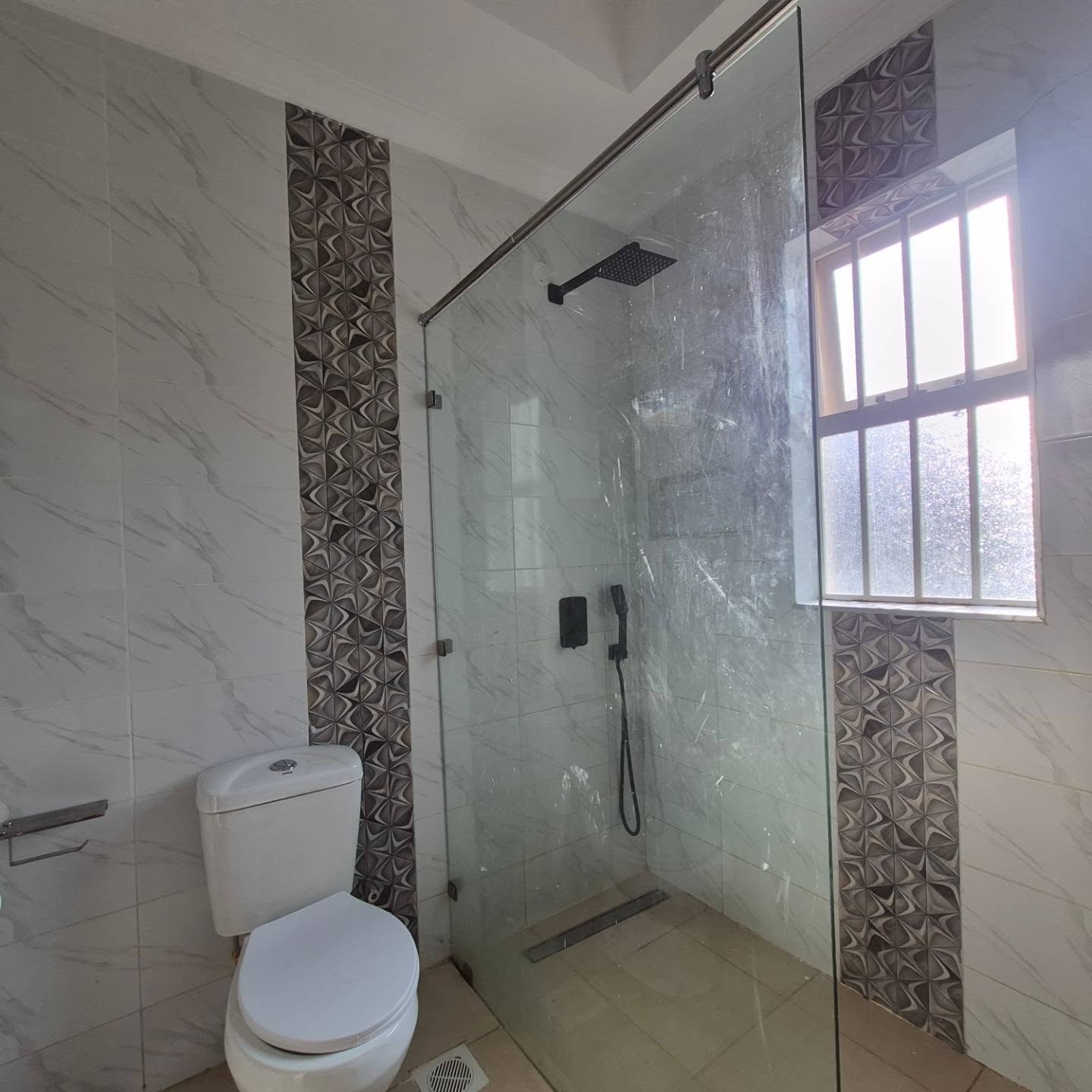 Modern 4-Bedroom Townhouse thumbnail 7
