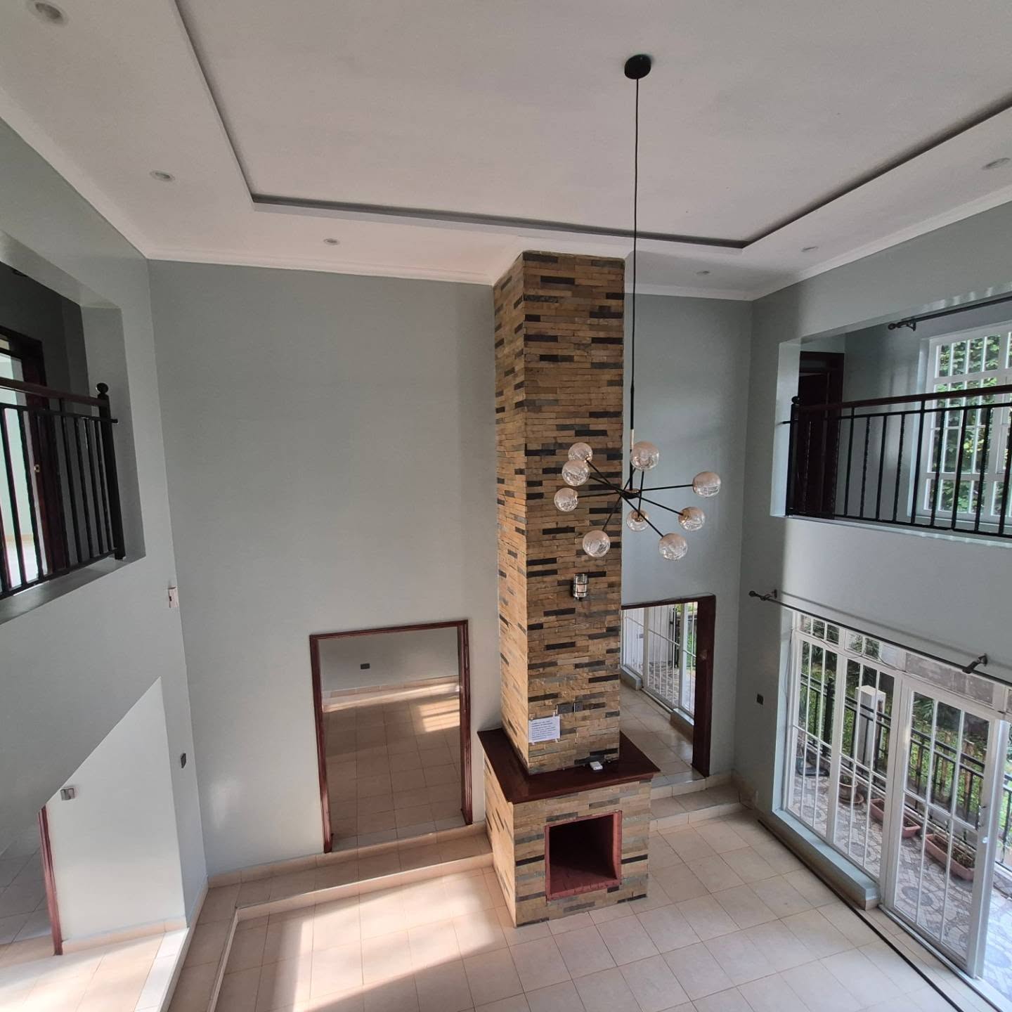 Modern 4-Bedroom Townhouse thumbnail 8