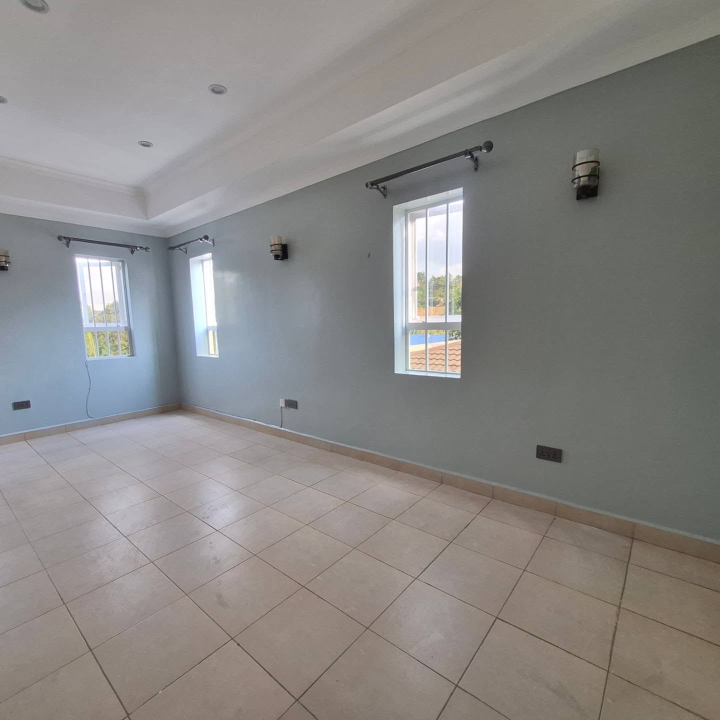 Modern 4-Bedroom Townhouse thumbnail 9