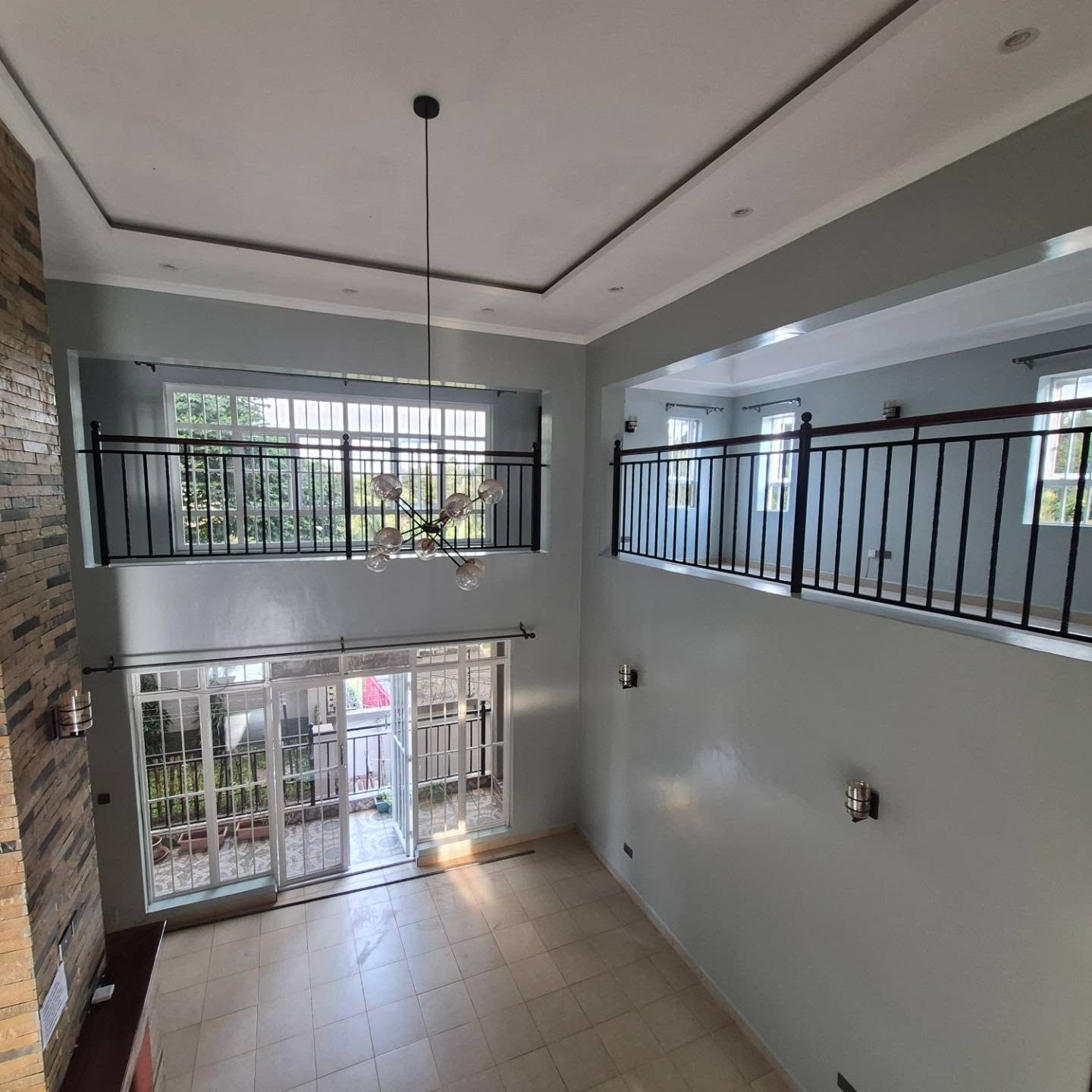 Modern 4-Bedroom Townhouse thumbnail 10
