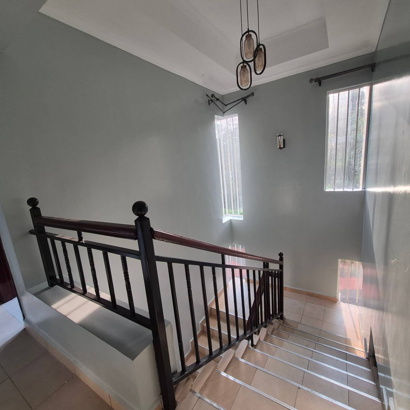Modern 4-Bedroom Townhouse thumbnail 11