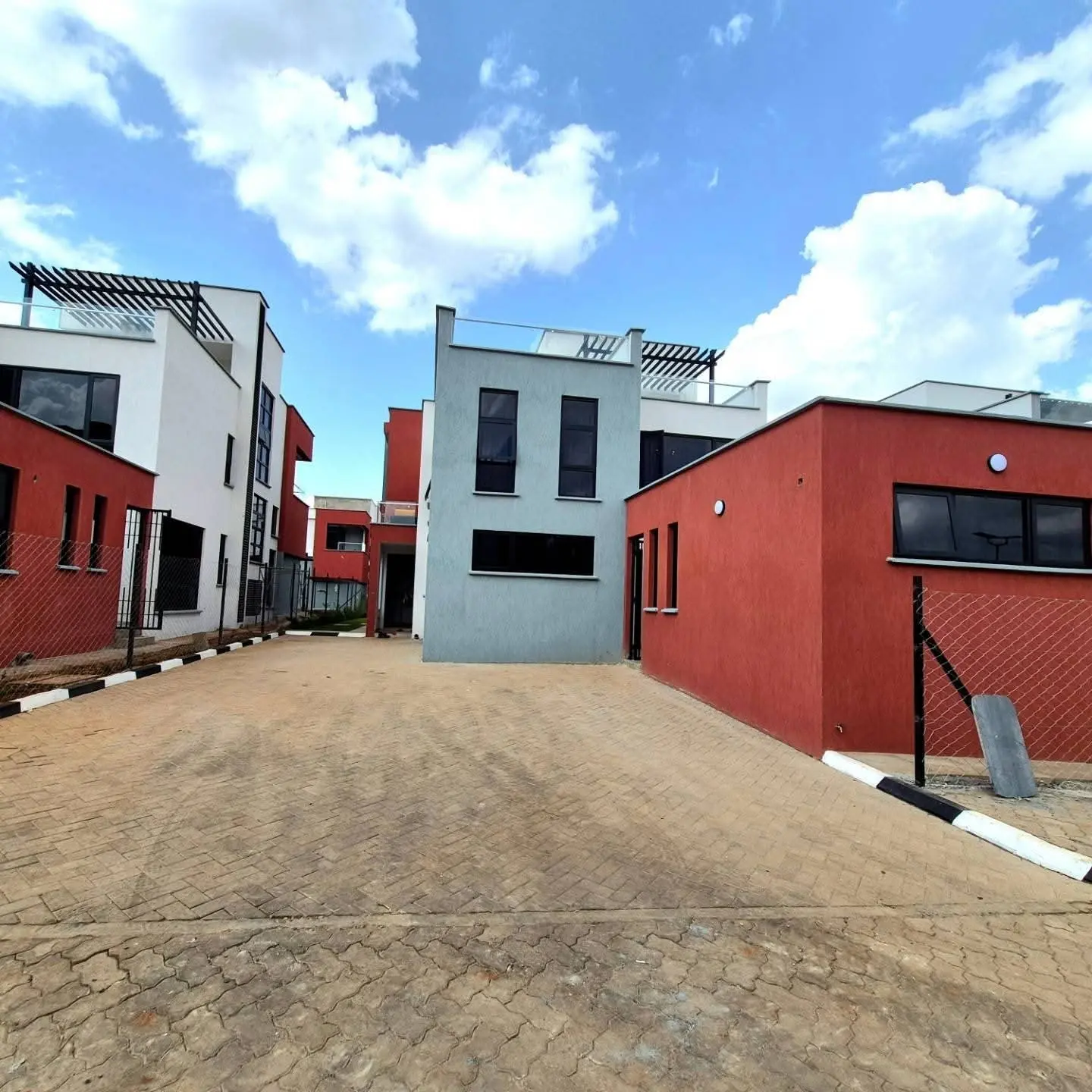 4-Bedroom House + DSQ thumbnail 20