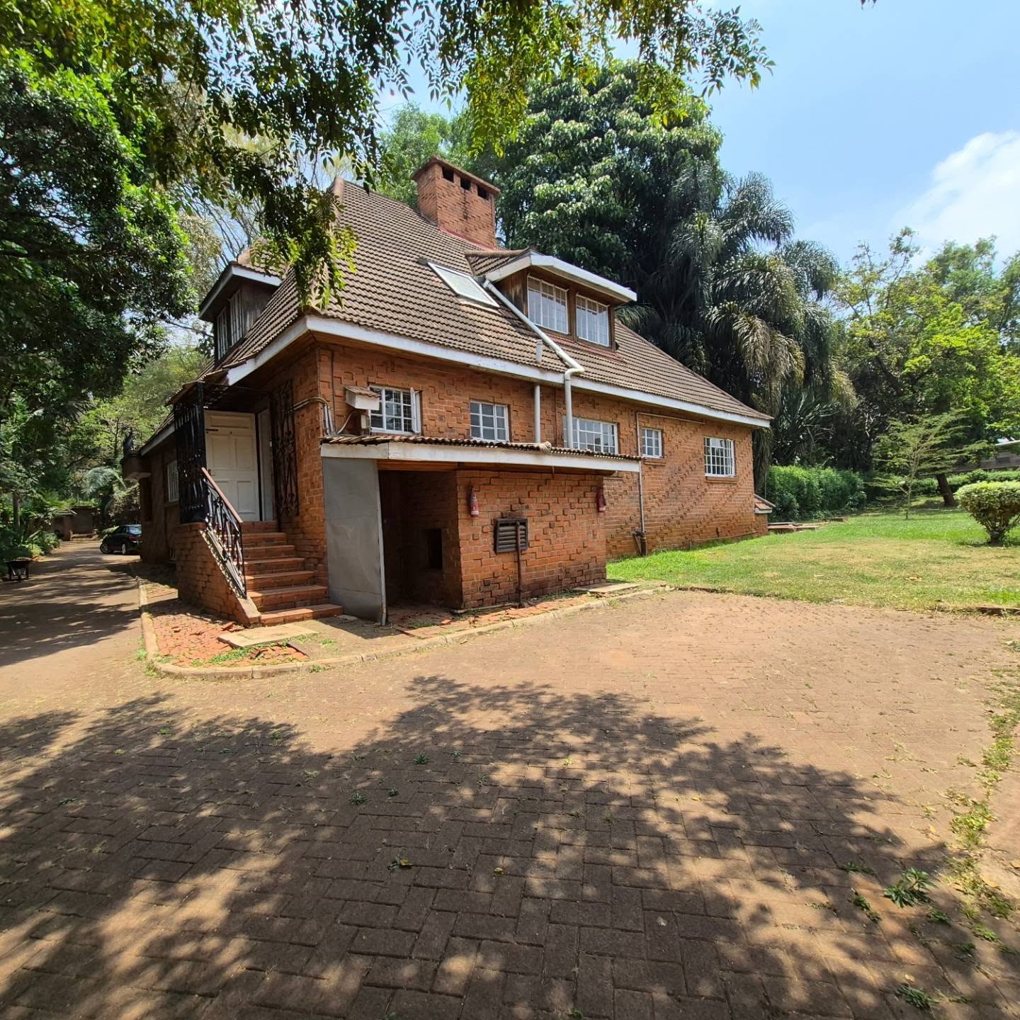 4 Bedroom Townhouse with DSQ thumbnail 2