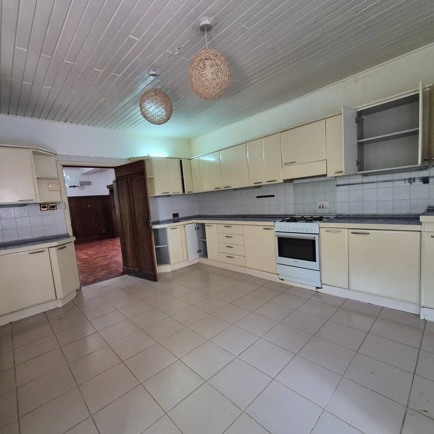 4 Bedroom Townhouse with DSQ thumbnail 6