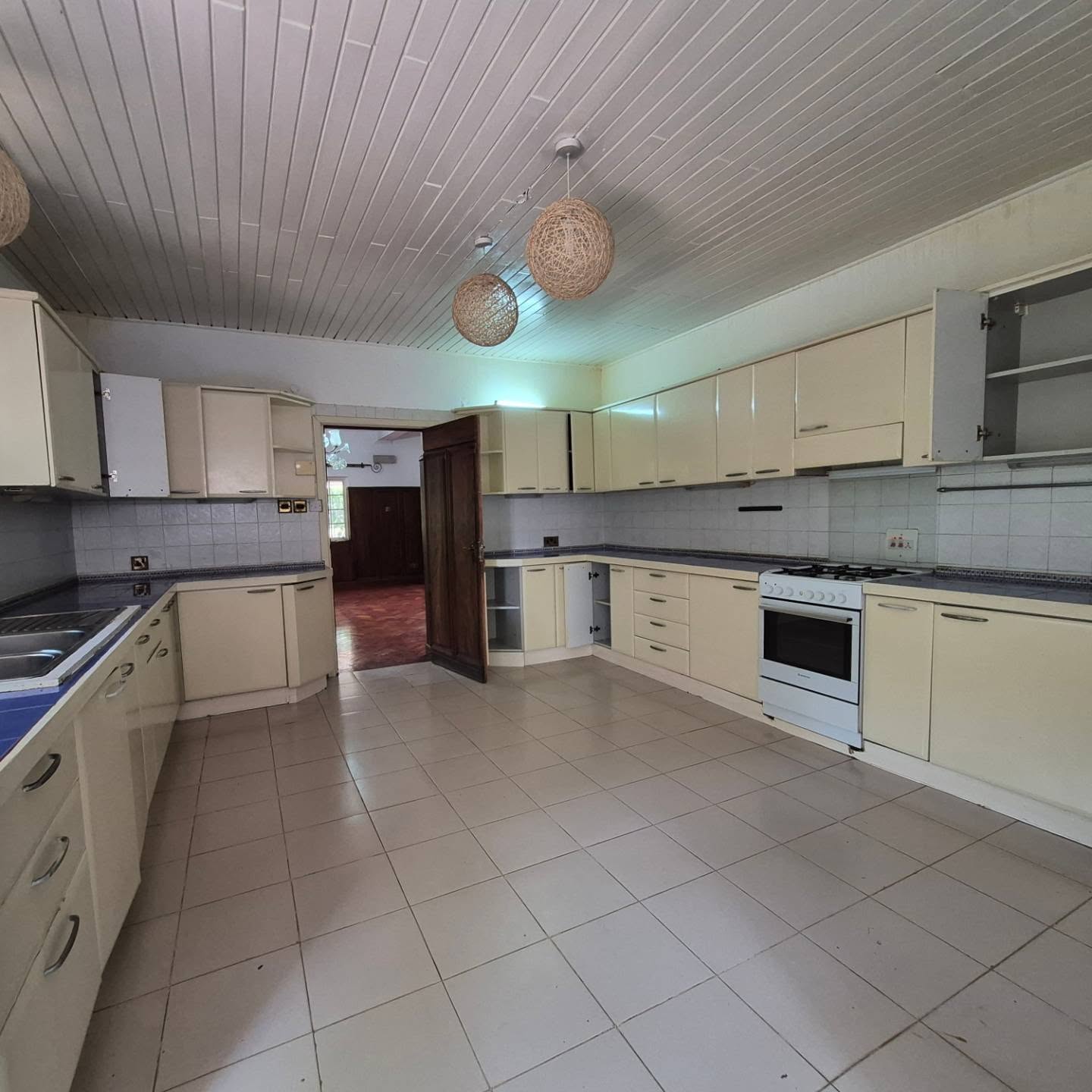 4 Bedroom Townhouse with DSQ thumbnail 7
