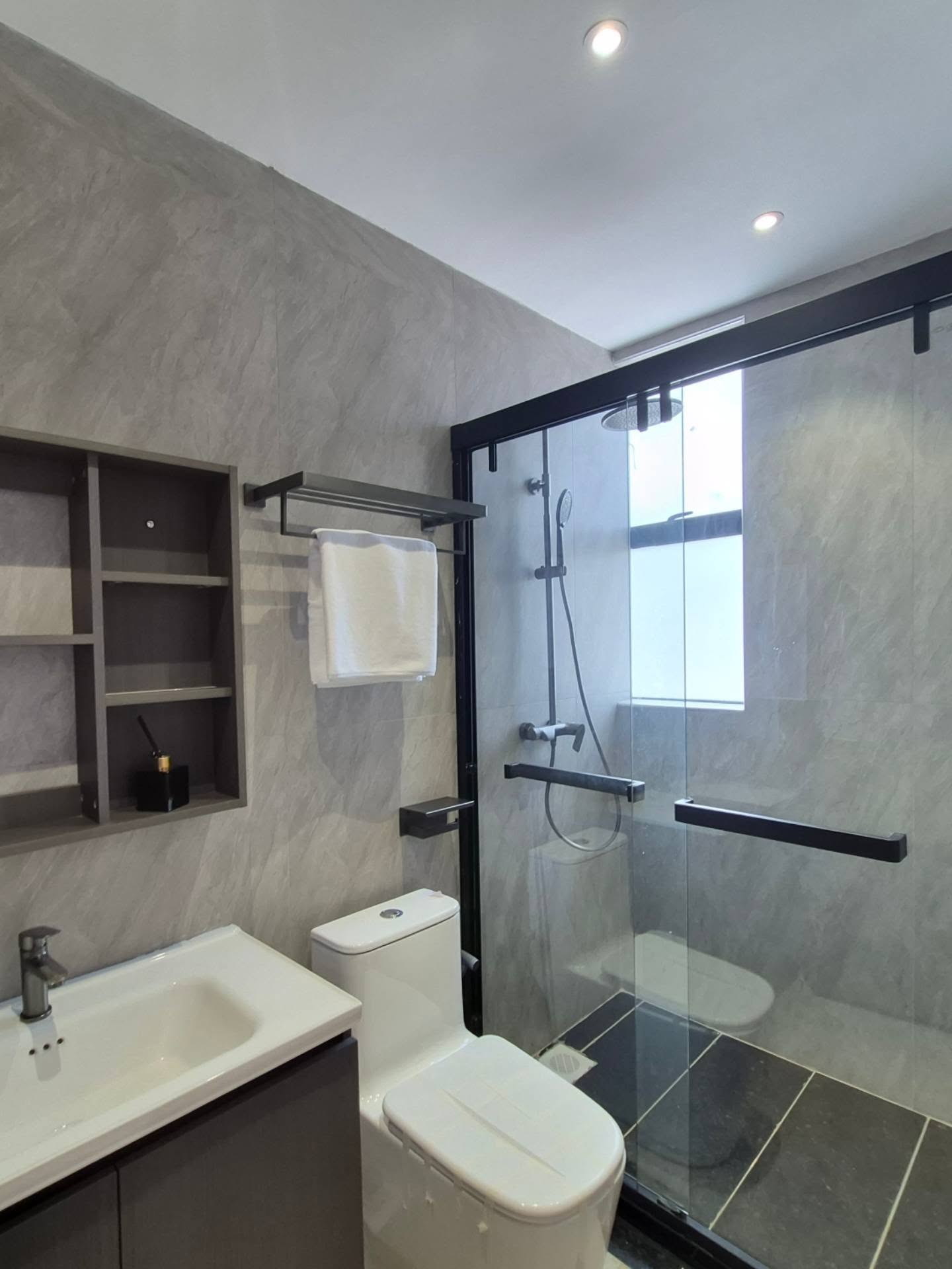 5-bedroom maisonette plus DSQ for sale thumbnail 13