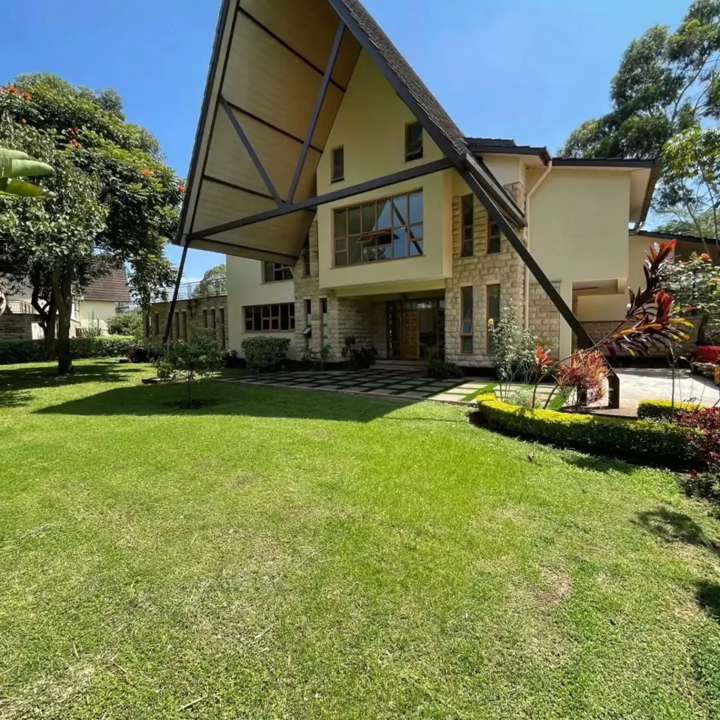 Opulent 5-bedroom house + 2 dsqs for sale — Karen, Nairobi