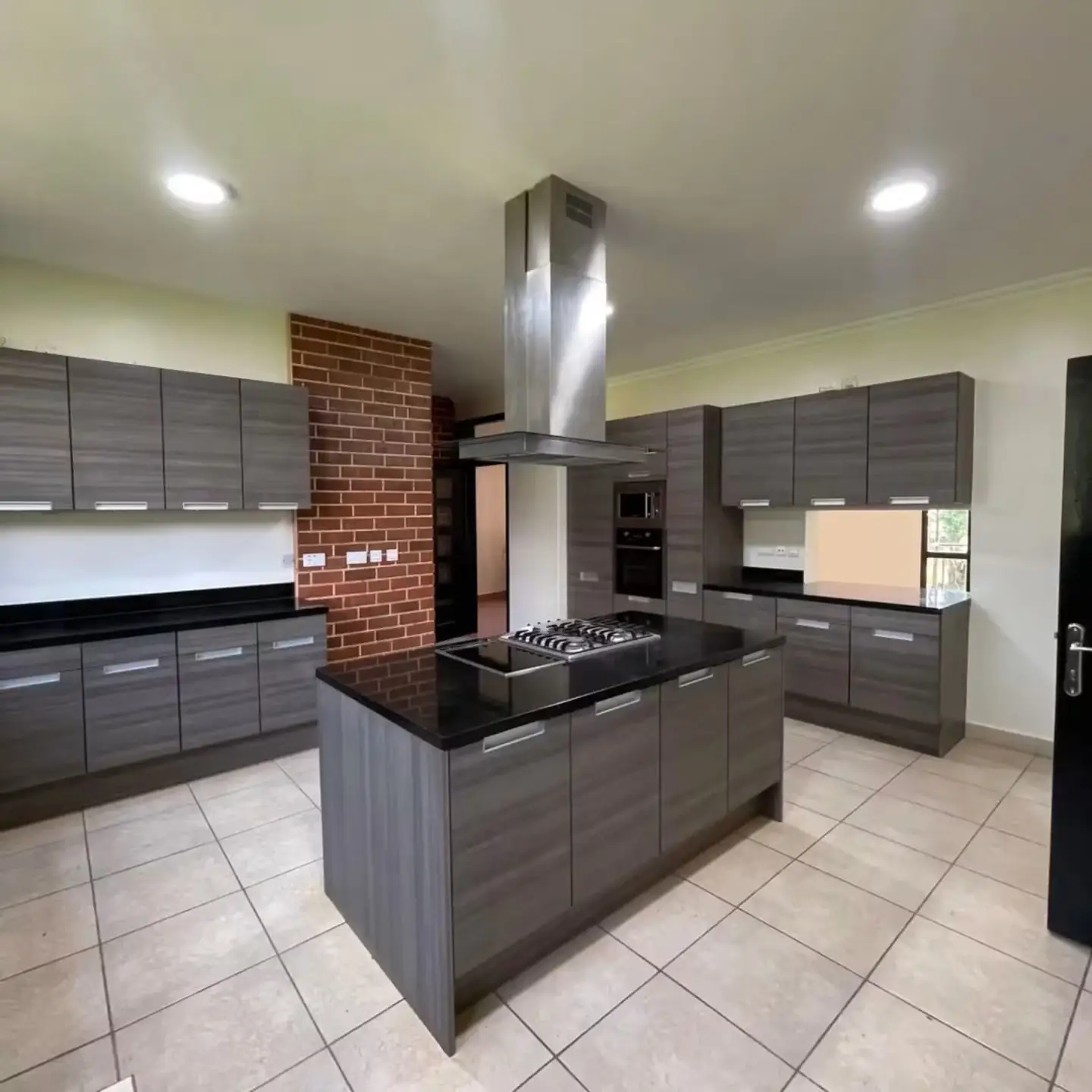 Opulent 5-bedroom house + 2 dsqs for sale thumbnail 5