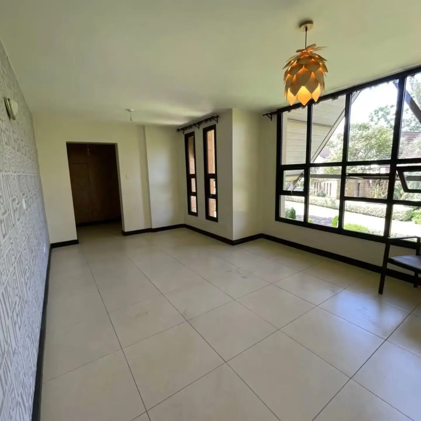 Opulent 5-bedroom house + 2 dsqs for sale thumbnail 11