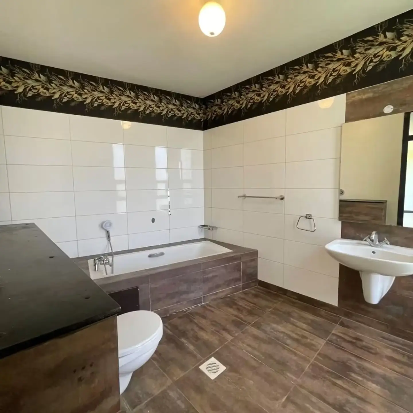 Opulent 5-bedroom house + 2 dsqs for sale thumbnail 14