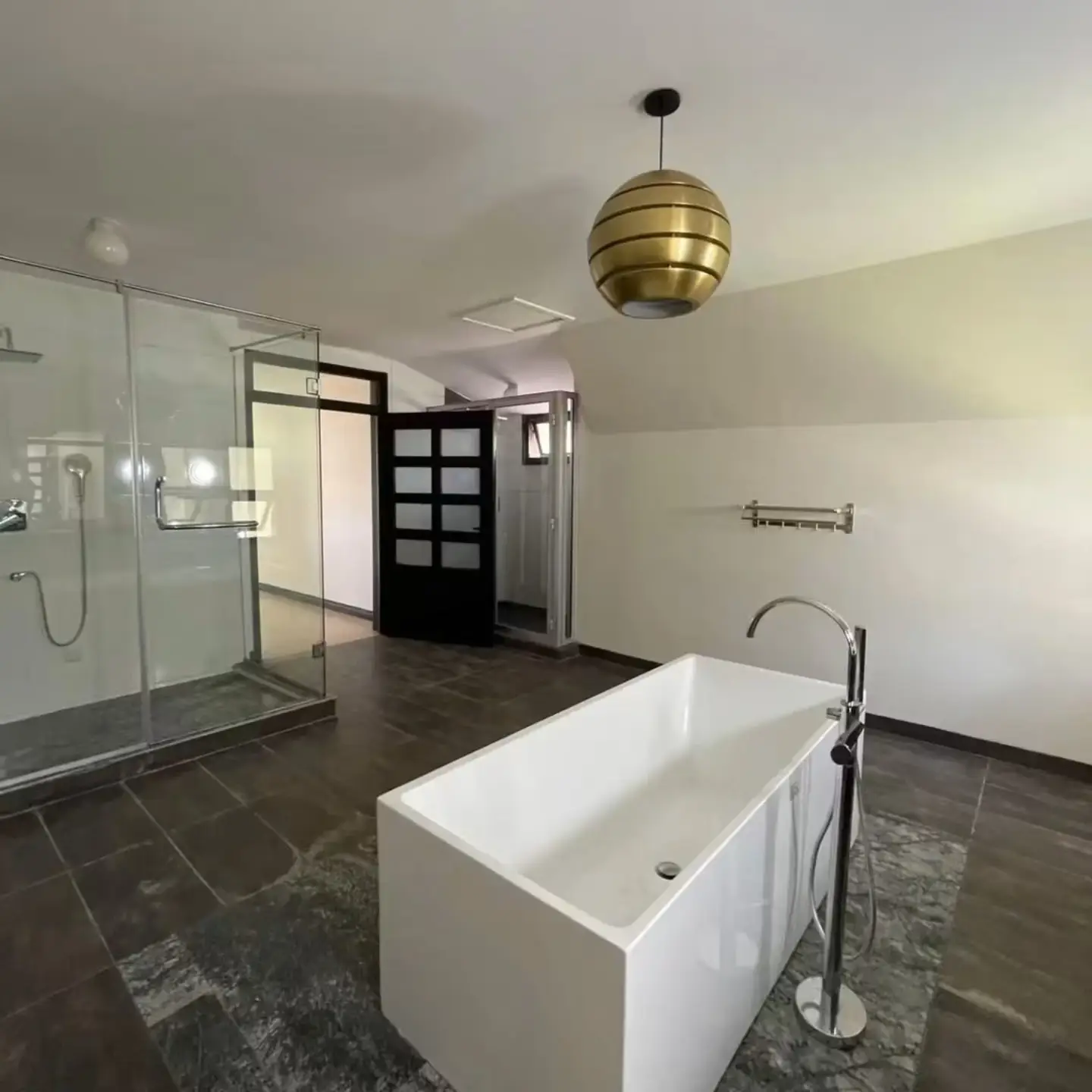 Opulent 5-bedroom house + 2 dsqs for sale thumbnail 16