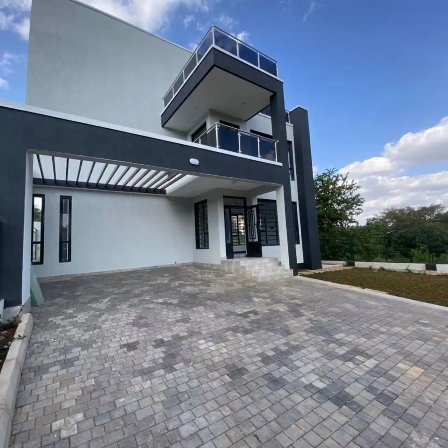 Modern 4 Bedroom House + DSQ To Let thumbnail 2