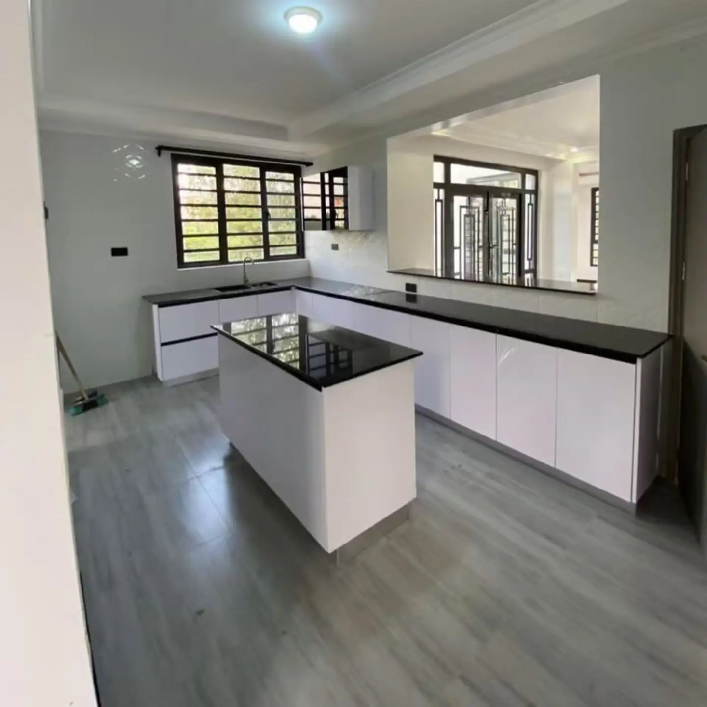 Modern 4 Bedroom House + DSQ To Let thumbnail 6