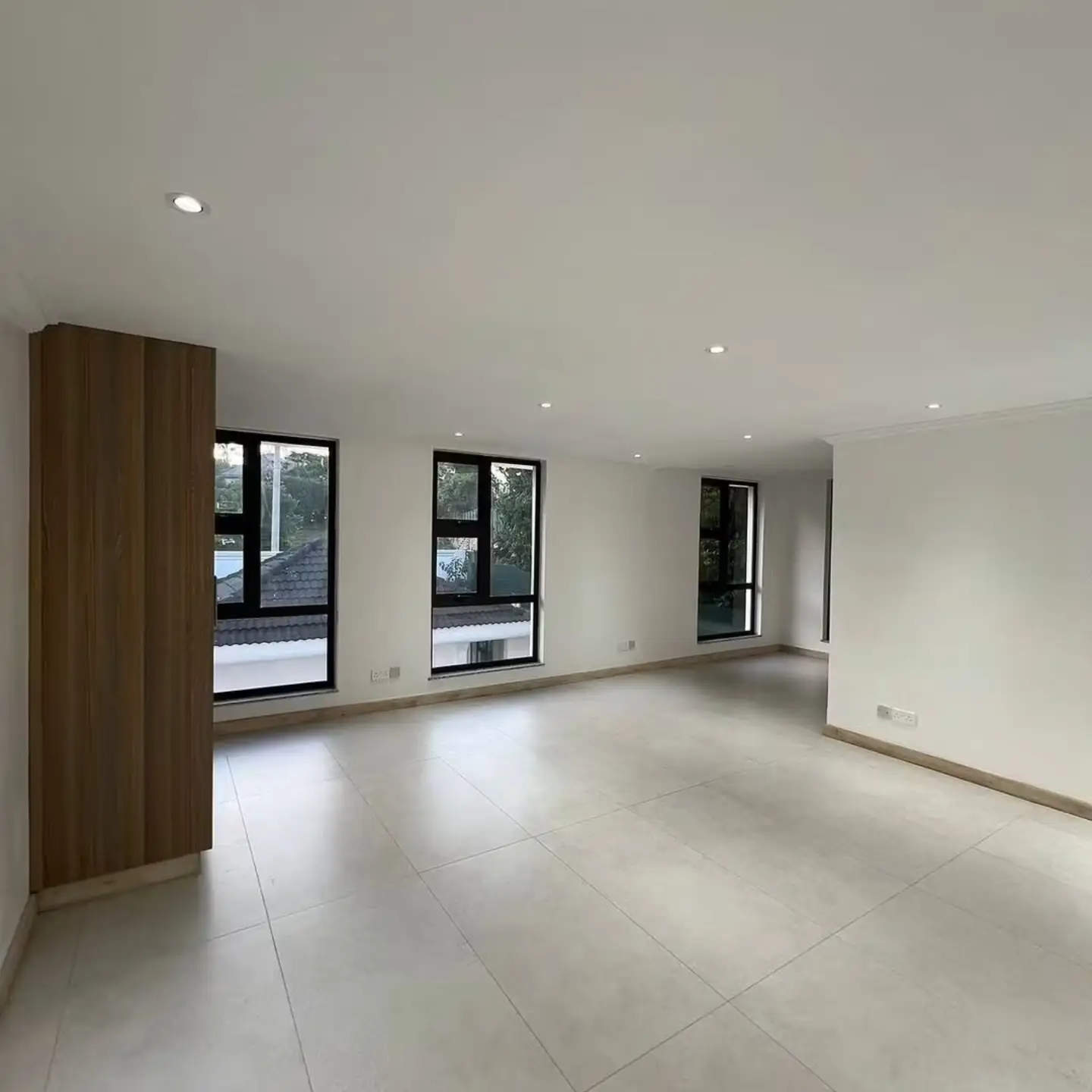6 Bedroom Luxury Home + 2 DSQ To Let thumbnail 11