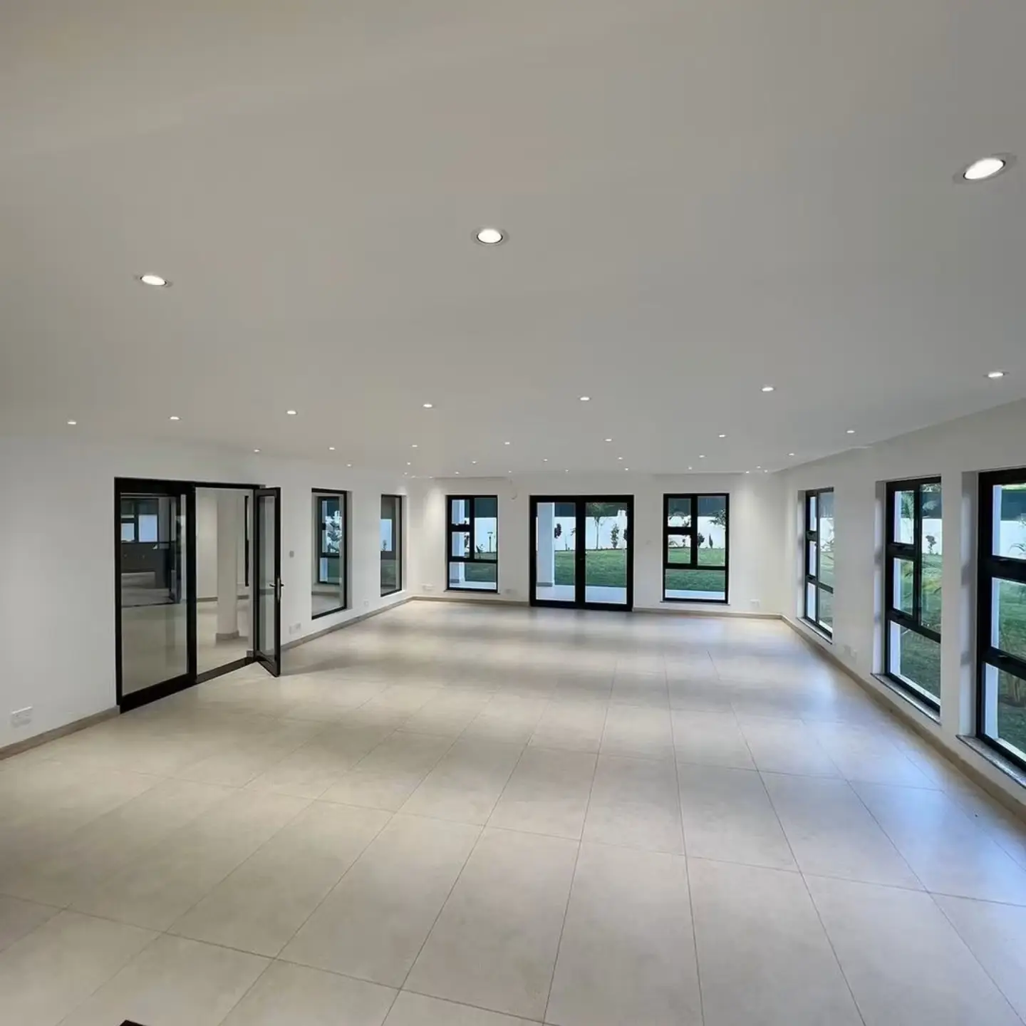 6 Bedroom Luxury Home + 2 DSQ To Let thumbnail 12