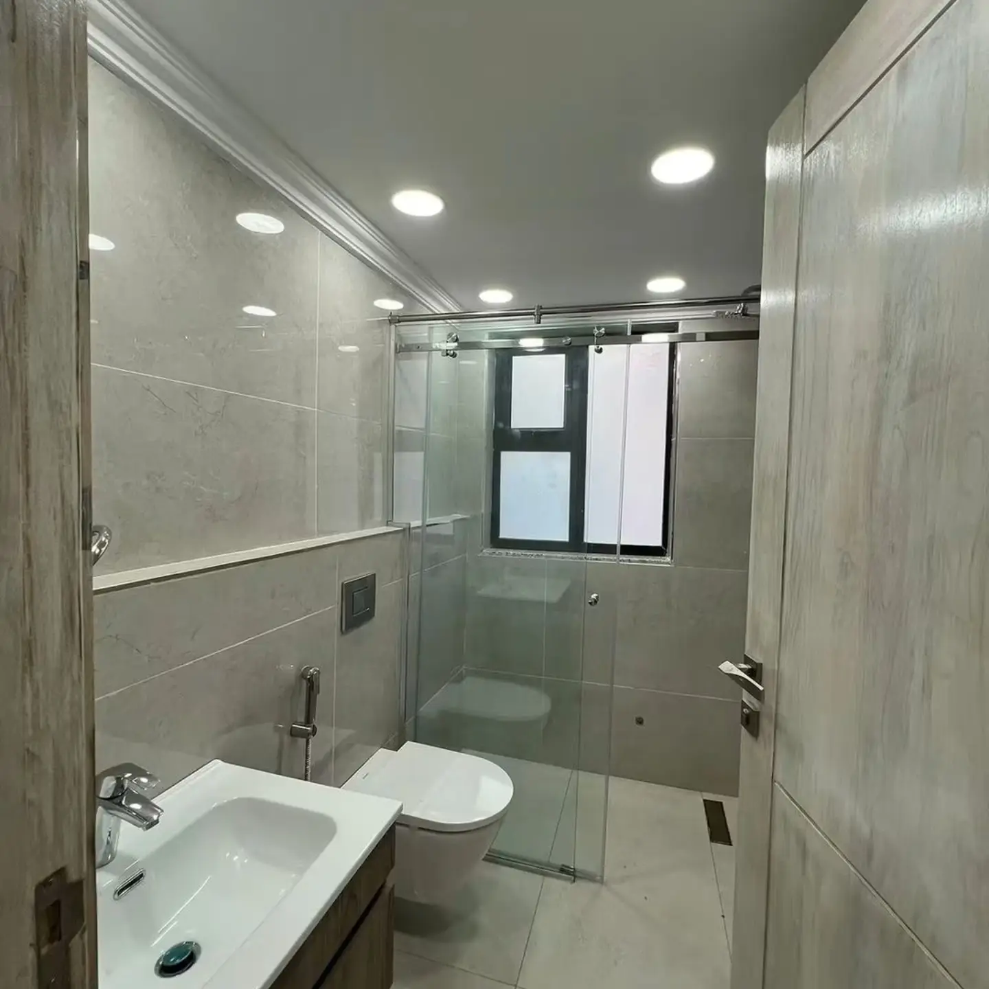 6 Bedroom Luxury Home + 2 DSQ To Let thumbnail 15