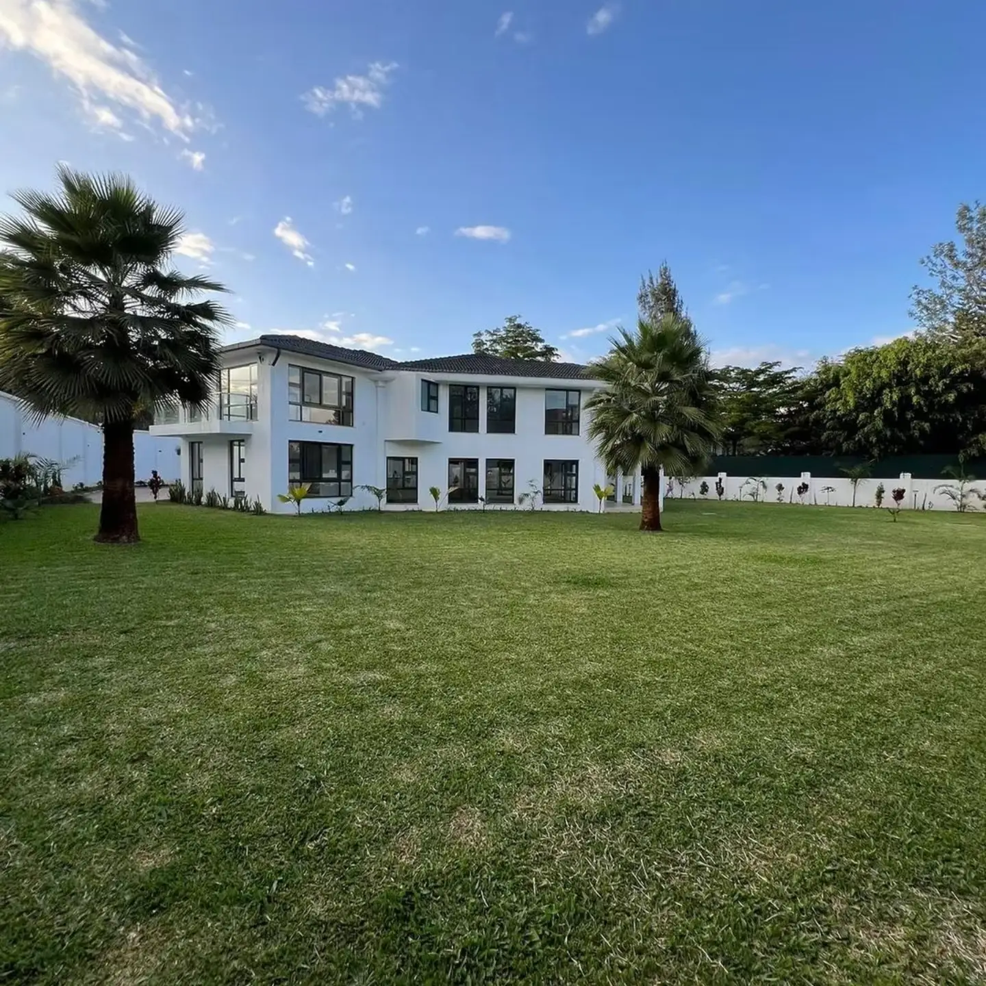6 Bedroom Luxury Home + 2 DSQ To Let thumbnail 16