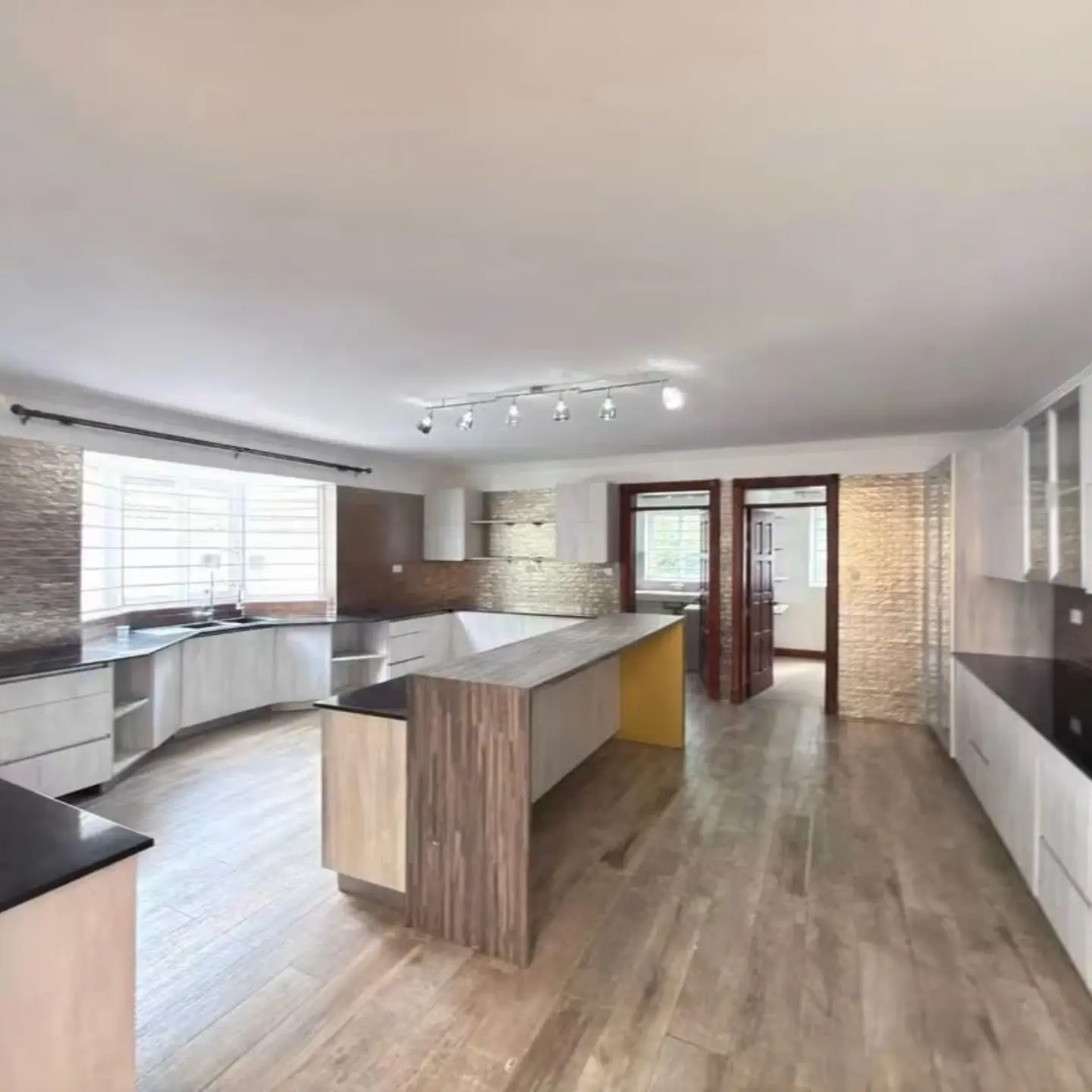 Luxury 5-Bedroom House For Rent – Rosslyn thumbnail 7