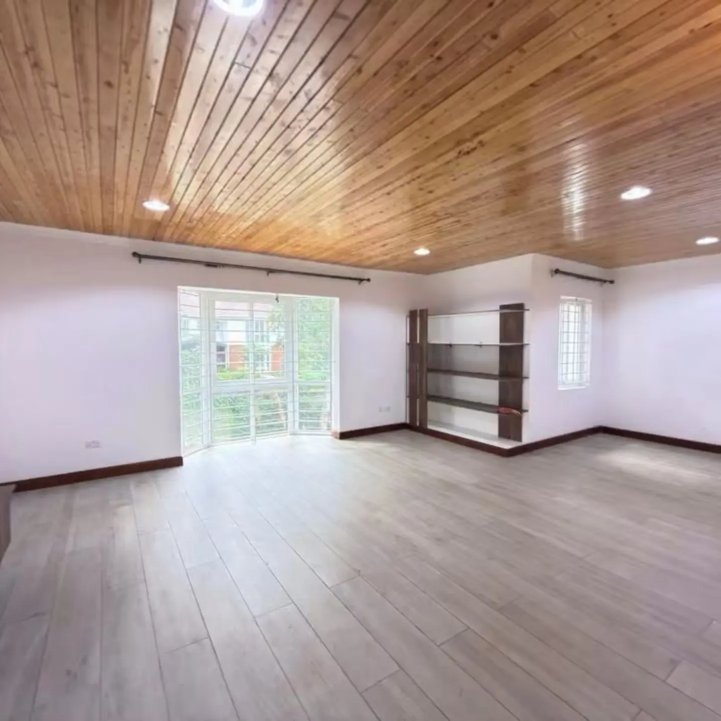 Luxury 5-Bedroom House For Rent – Rosslyn thumbnail 8